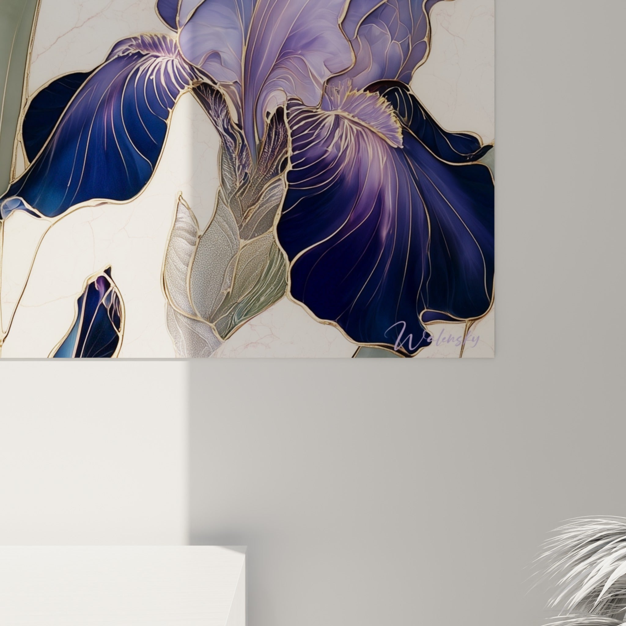 Grain et finesse des liserés dorés sur les pétales violet et bleu marine de l'iris accroché