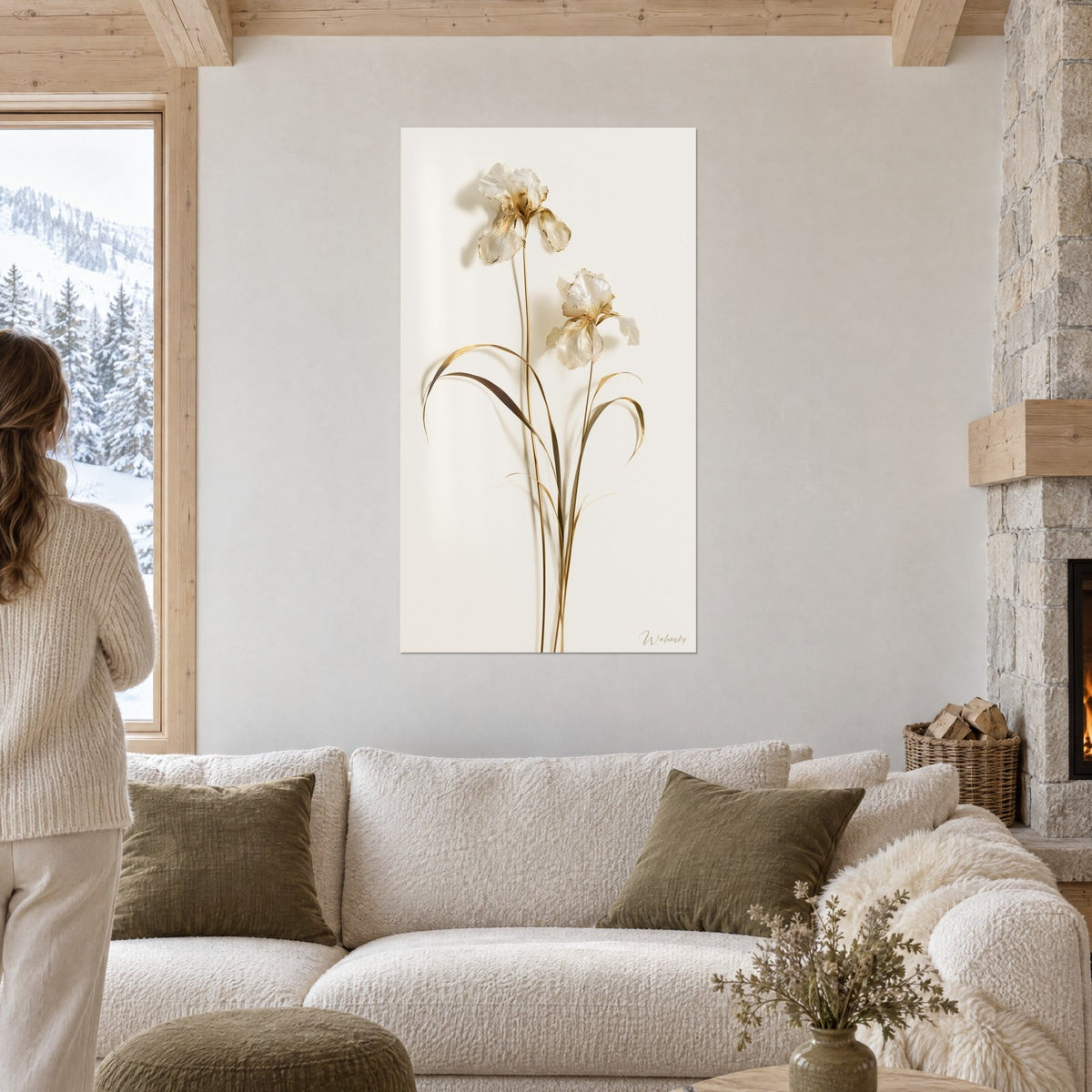 Schilderij met ivoorkleurige irissen met parelmoeren bloemblaadjes en gouden stengels op crème achtergrond, boven een bank in een lichte woonkamer