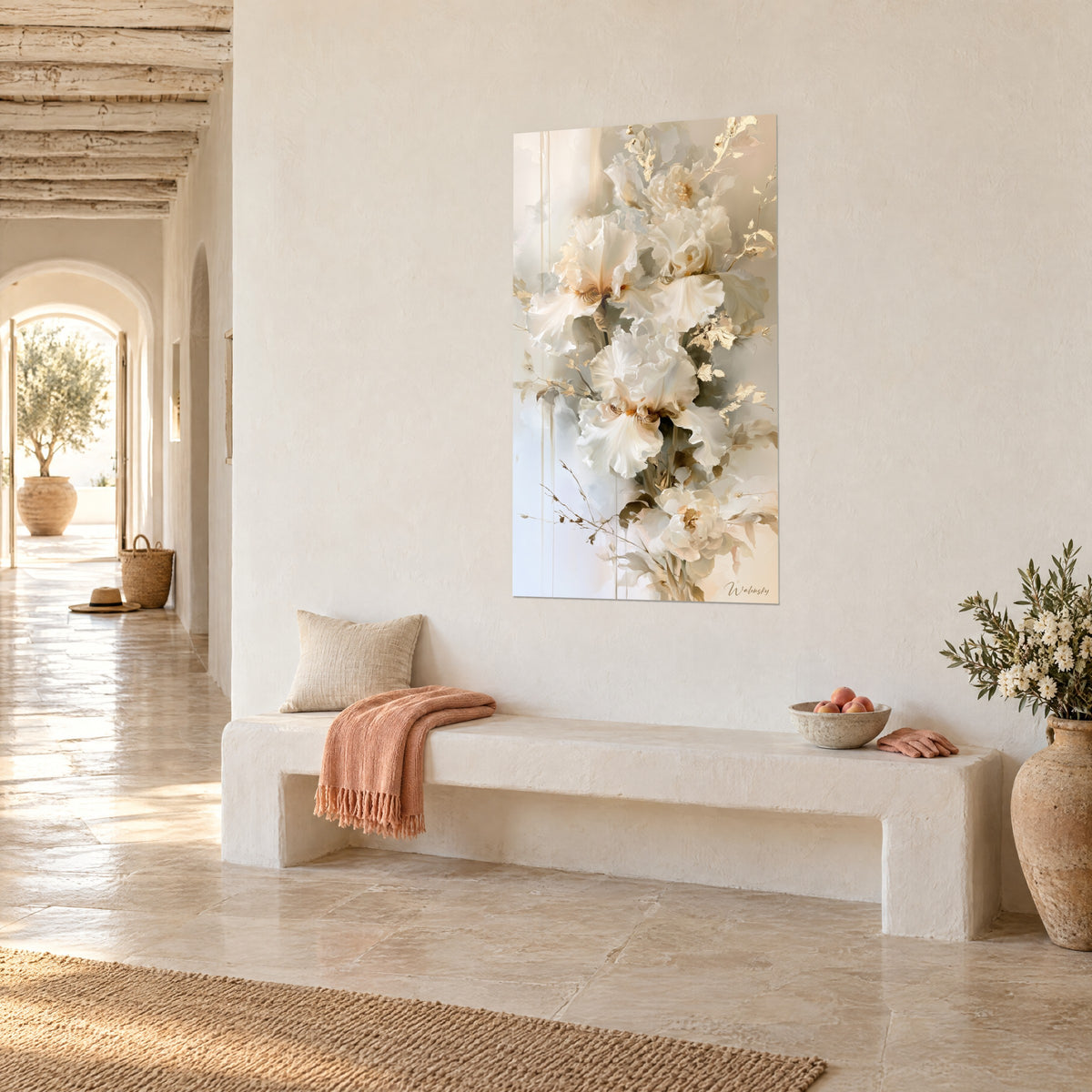 Cuadro ramo de iris nacarados marfil y beige, ramas doradas finas, sobre una pared blanca junto a un banco de piedra
