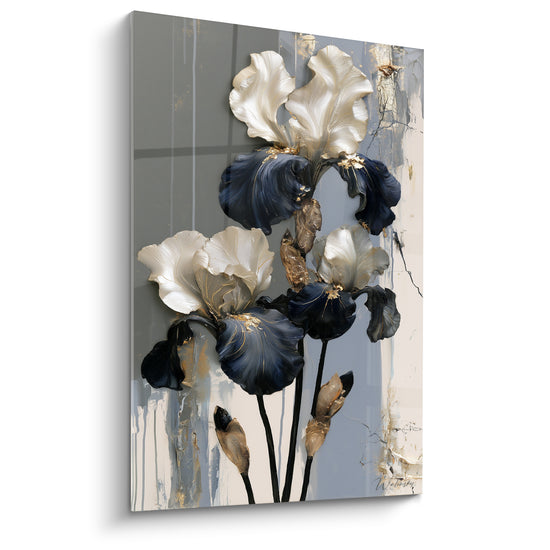 Iris blancs et bleu marine dorés déployés sur un fond gris strié et texturé