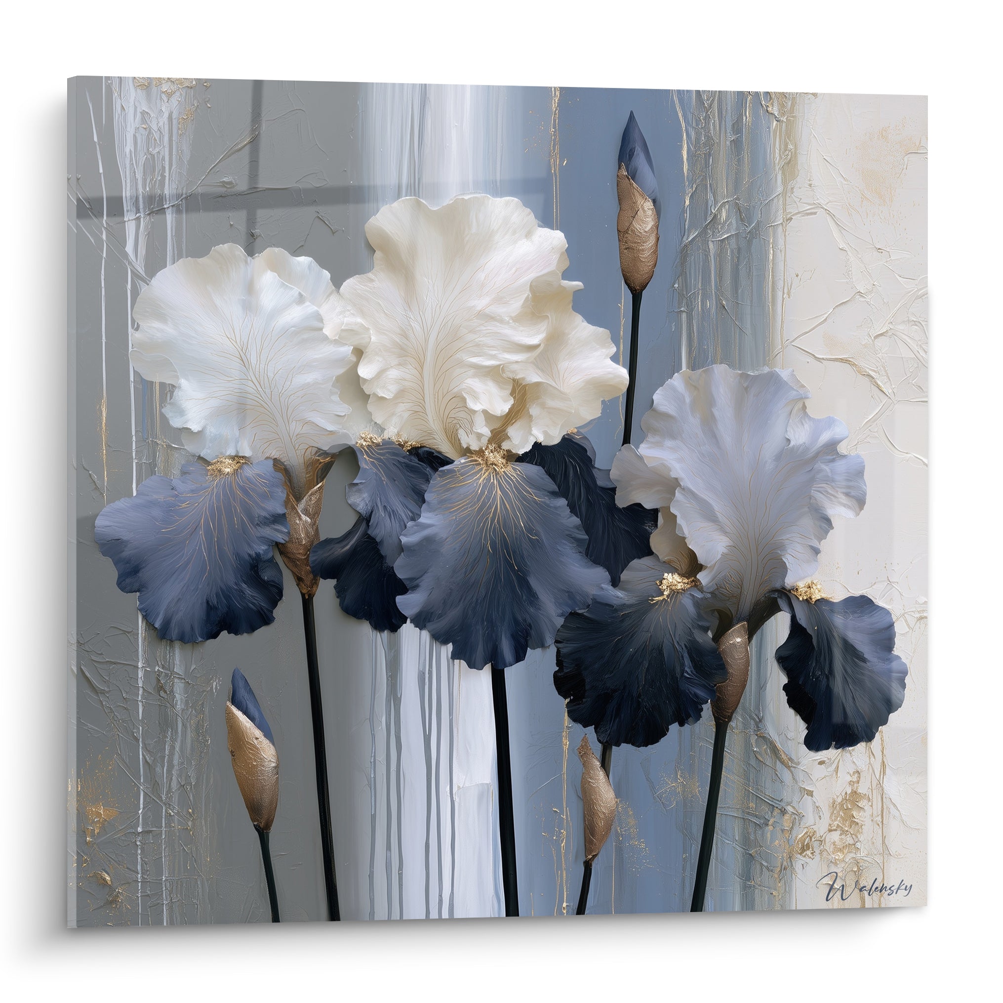 Iris blancs et bleu marine aux touches dorées, pétales texturés sur fond gris peint