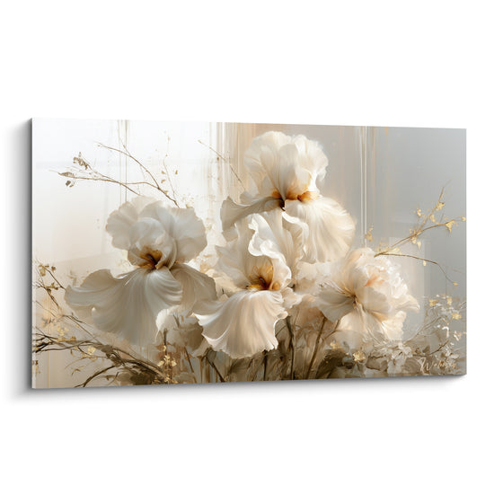 Iris blancs aux cœurs dorés déployés en grappe, pétales froissés sur fond beige lumineux