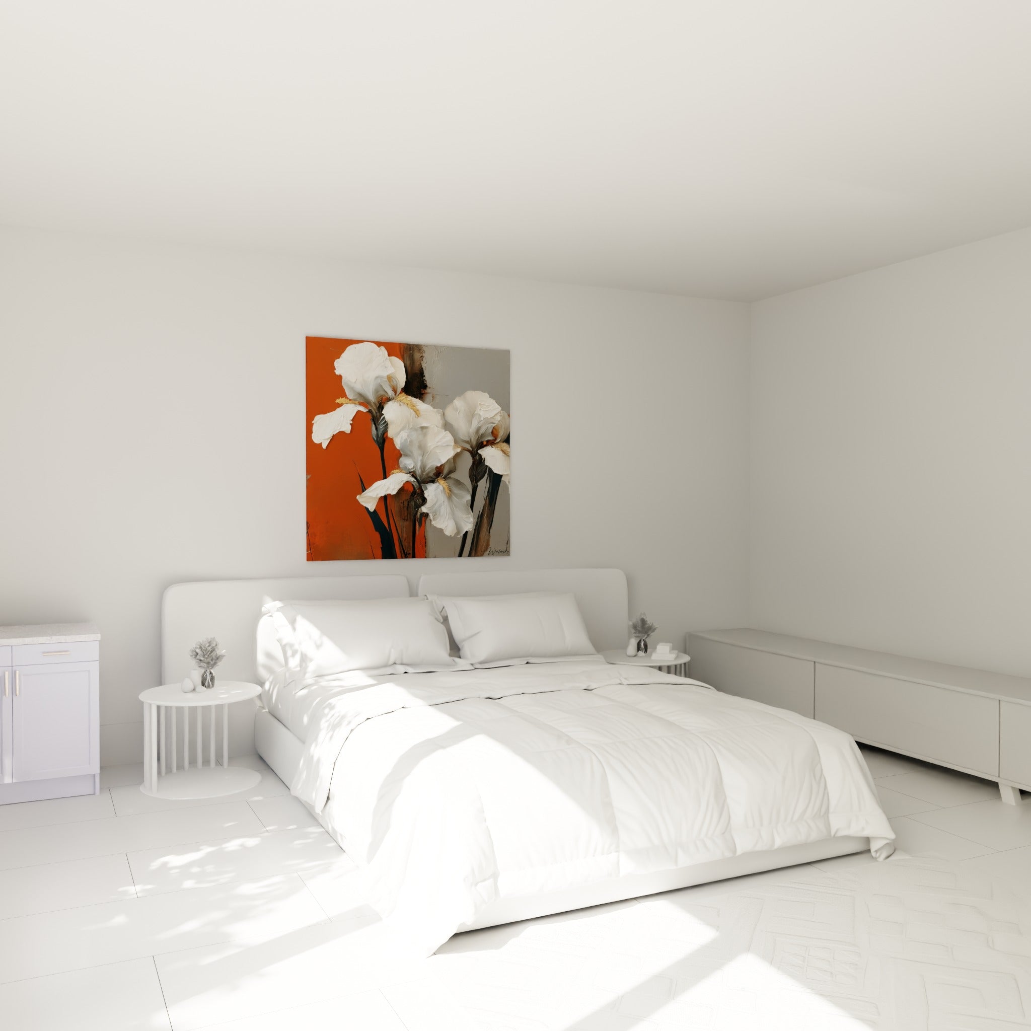 Fleurs d'iris blancs et touches dorées accrochées au-dessus d'un lit dans une chambre claire