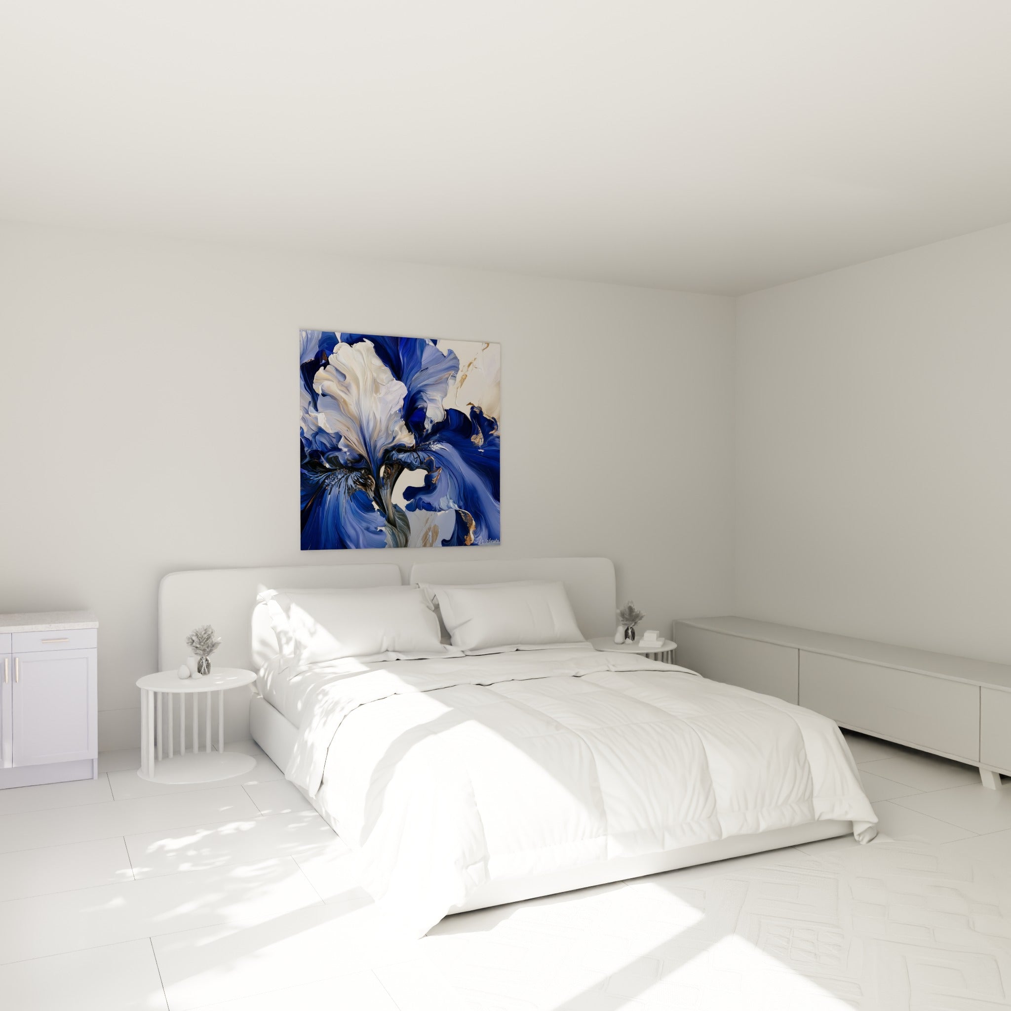 Fleur d'iris bleu marine et ivoire aux courbes amples, accrochée au-dessus d'un lit dans une chambre claire