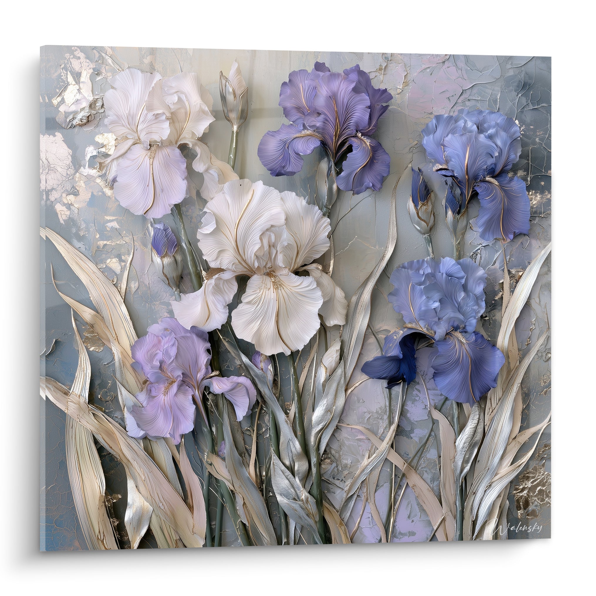 Iris blancs et bleu lavande aux pétales texturés, fond gris orné d'éclats dorés