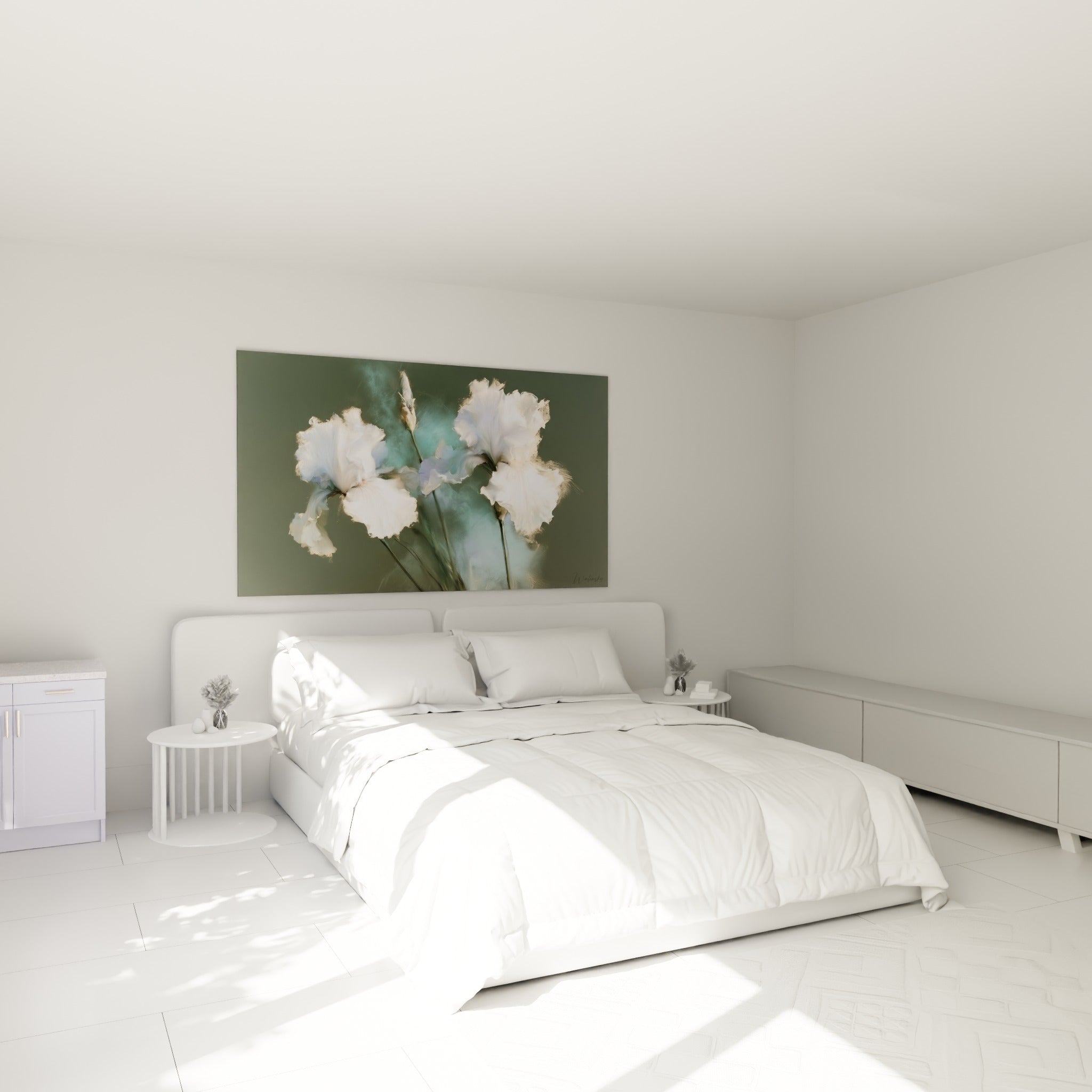 Bouquet d'iris blancs et ocre dorés accroché au-dessus d'un lit dans une chambre claire