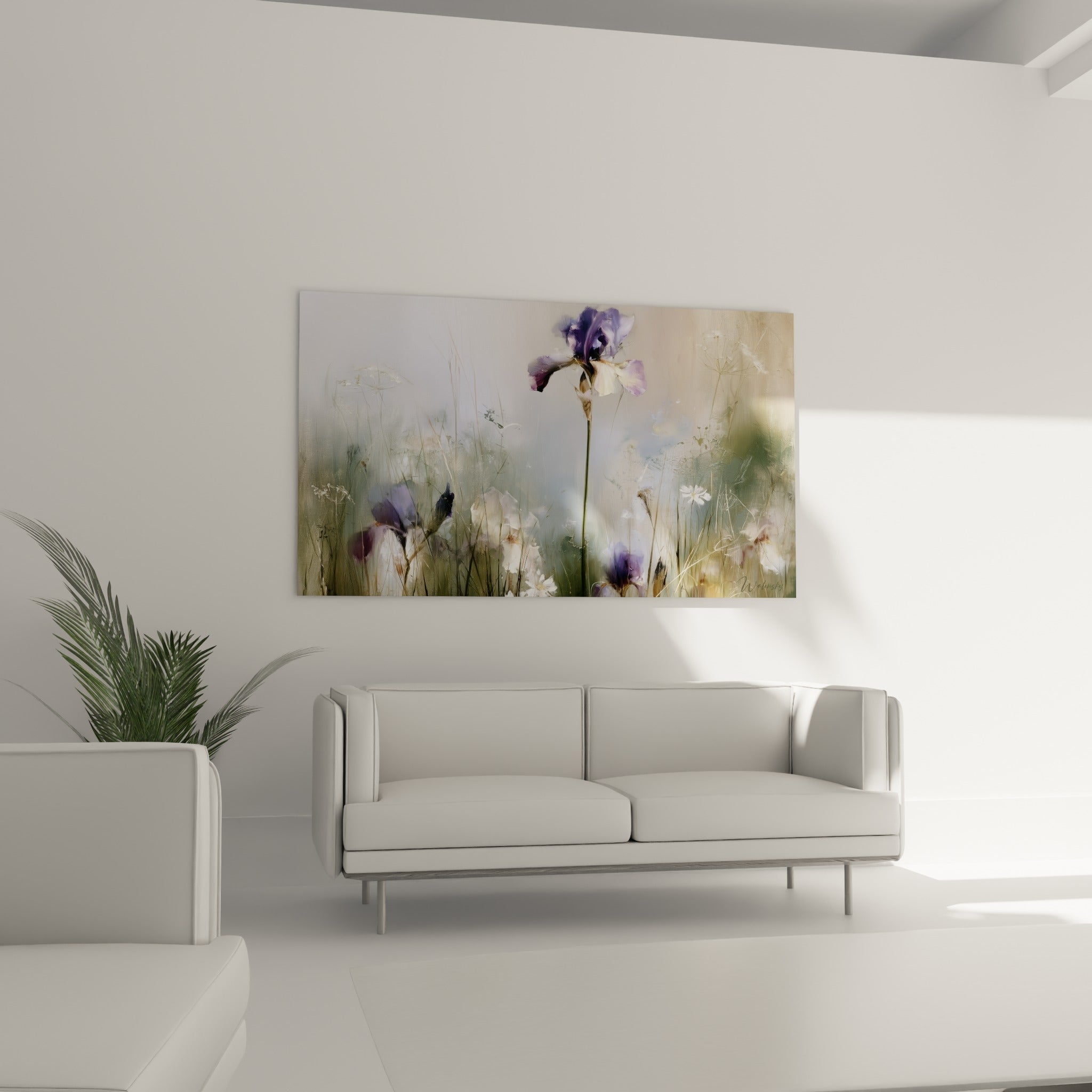 Tige d'iris violet entourée de fleurs blanches, accrochée au-dessus d'un canapé dans un salon lumineux