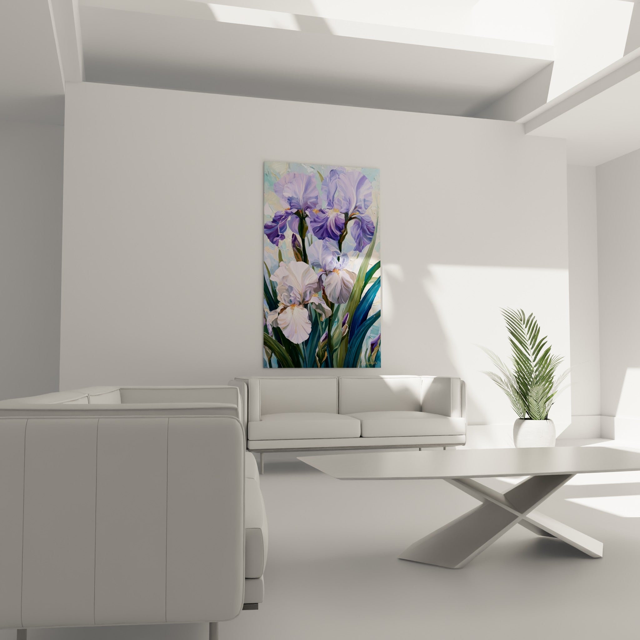 Fleurs d'iris violettes et blanches à la texture épaisse, disposées au-dessus d'un canapé dans un salon lumineux