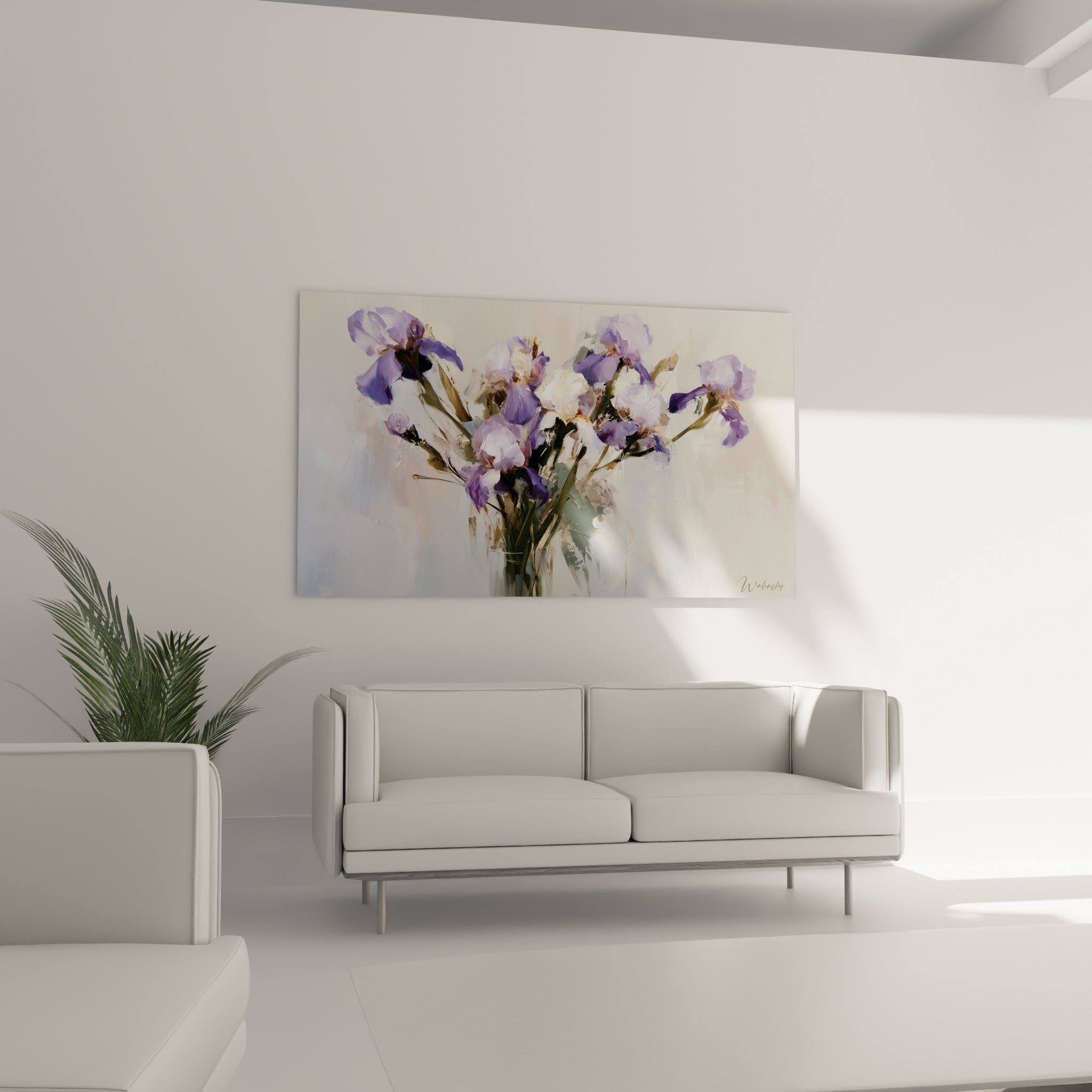 Fleurs d'iris mauve et crème en vase accrochées au-dessus d'un canapé dans un salon lumineux