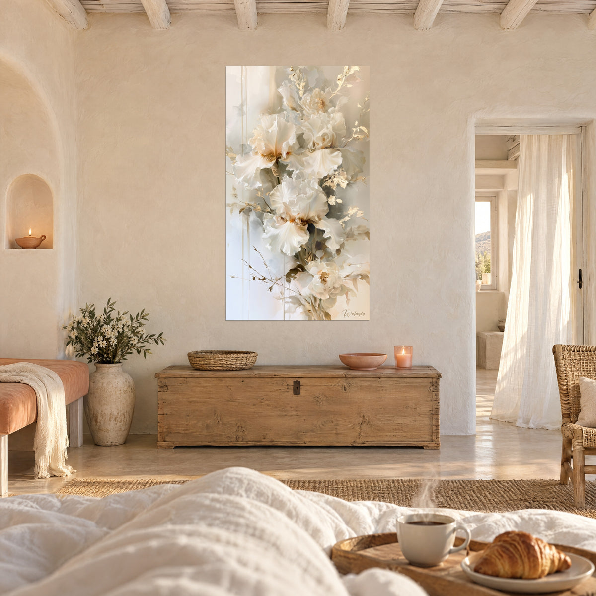 Cuadro floración de iris crema y oro pálido, suaves volutas verdes, sobre una cama en un dormitorio luminoso