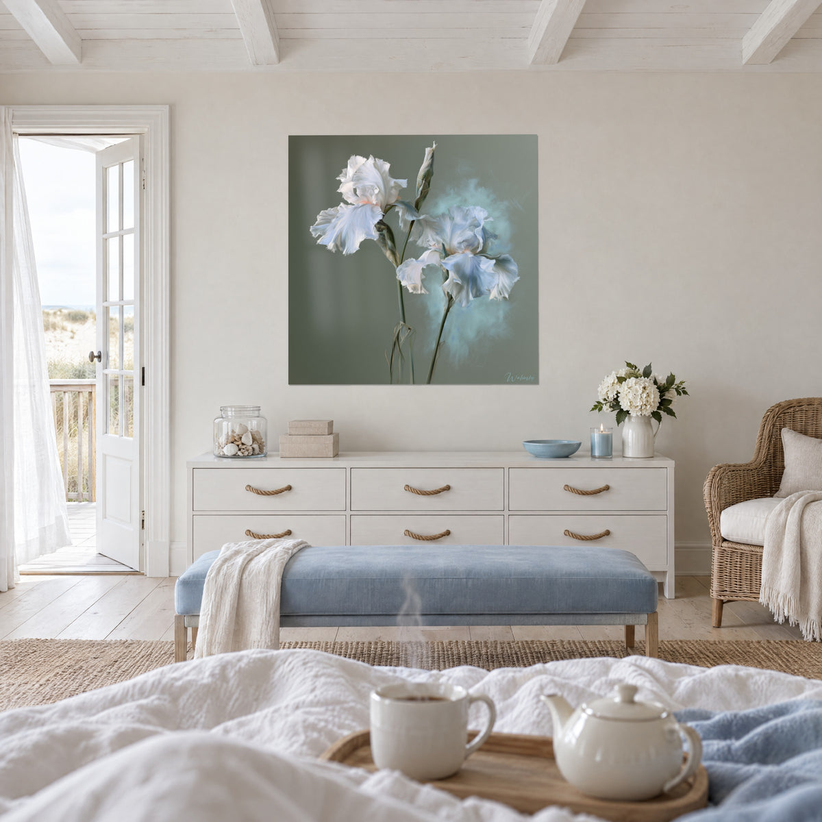 Schilderij boeket van twee parelmoerkleurige irissen in gletsjerblauw en saliegroen, boven een bed in een lichte slaapkamer