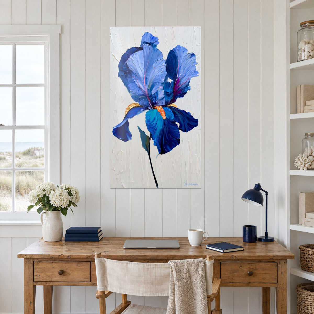 Schilderij met iris in azuurblauwe en violette krullen, slanke zwarte steel, hangend achter een bureau van licht hout