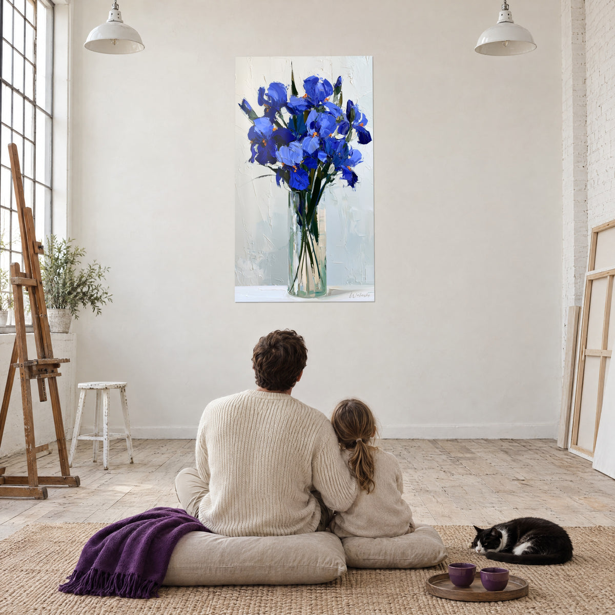 Gemälde Iris in Königsblau und Weiß gebrochen, dicke Ölfarbenstruktur, Paar von hinten auf einem violetten Sitzkissen, eine Tuxedo-Katze in ihrer Nähe