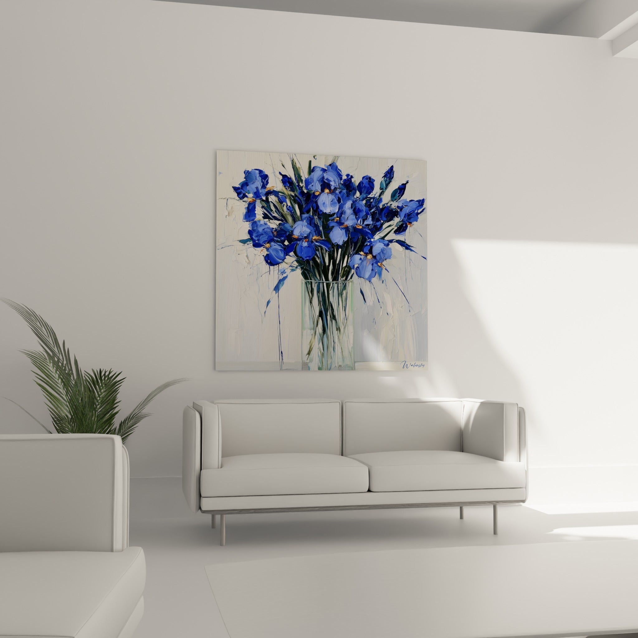 Fleurs d'iris bleu foncé et ocre en vase, disposées au-dessus d'un canapé dans un salon lumineux