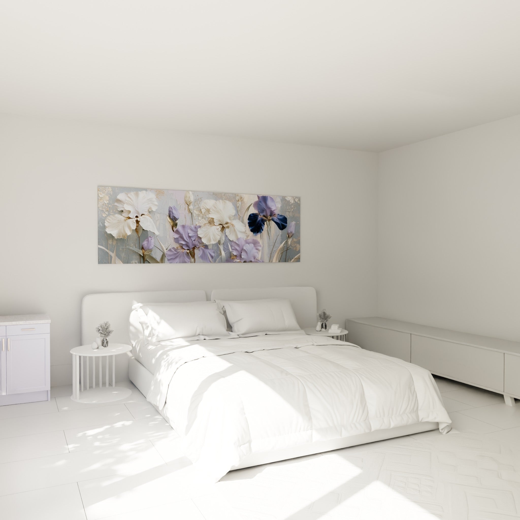 Bouquet d'iris mauves et bleu marine accroché au-dessus d'un lit dans une chambre claire