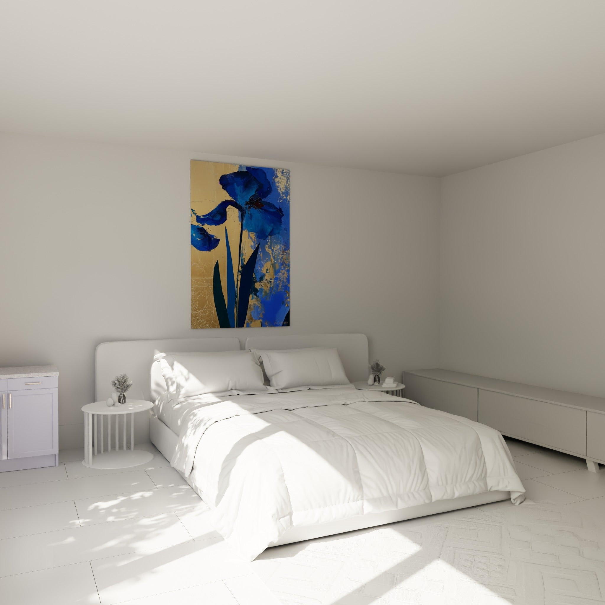 Fleur d'iris bleu marine et fond ocre patiné accrochée au-dessus d'un lit dans une chambre claire