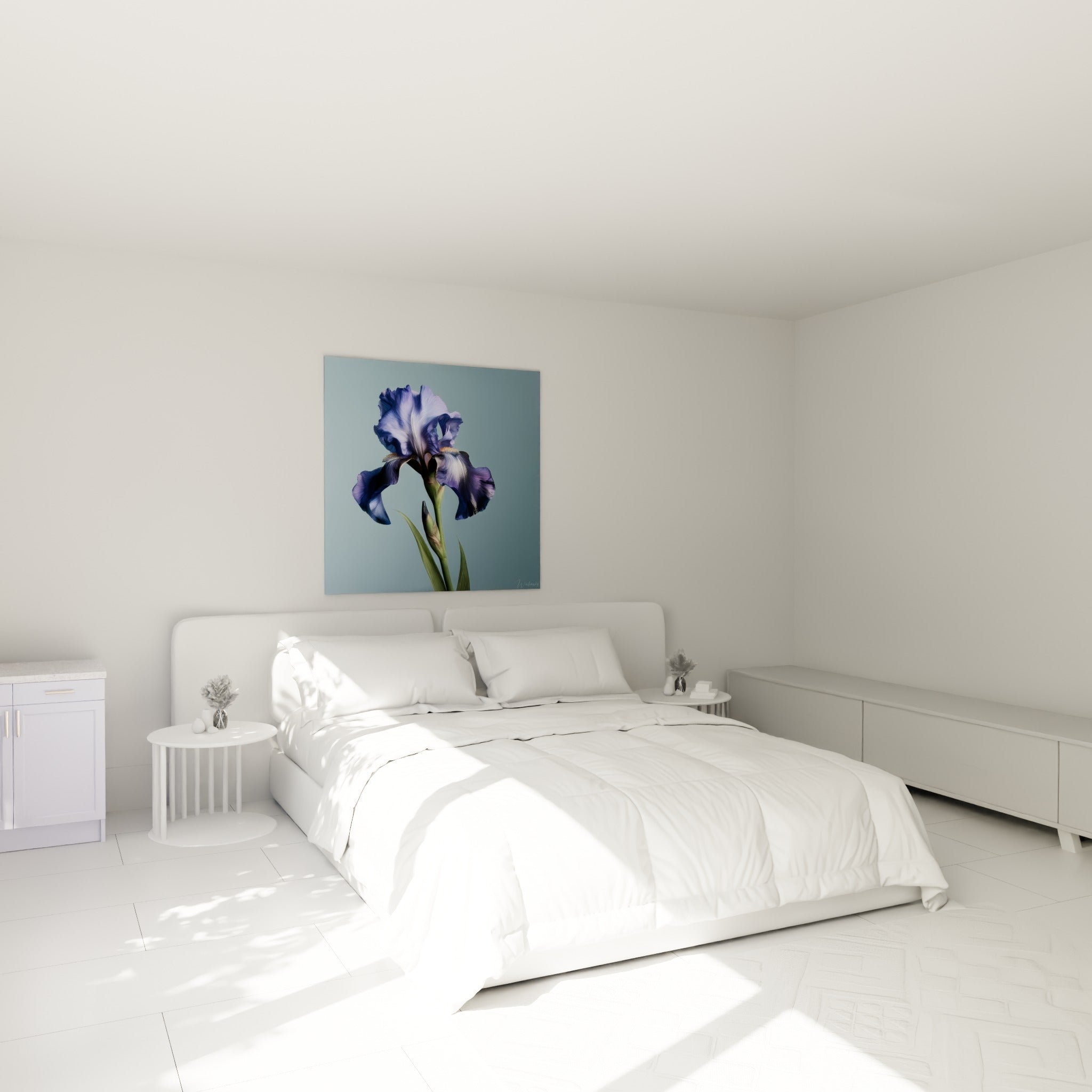 Fleur d'iris violette et bleu marine déployée au-dessus d'un lit dans une chambre claire