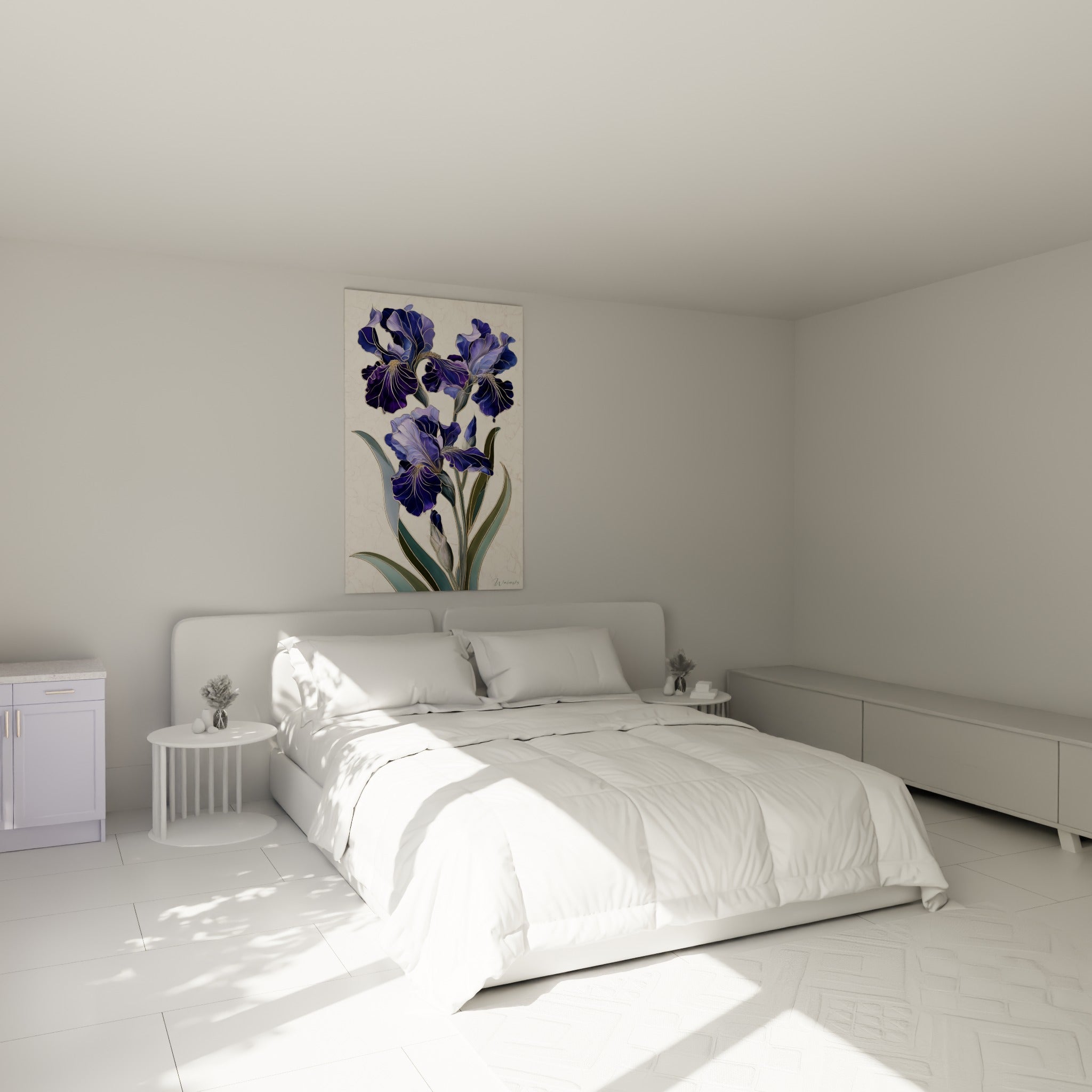 Bouquet d'iris bleu marine et violet aux liserés dorés au-dessus d'un lit dans une chambre claire