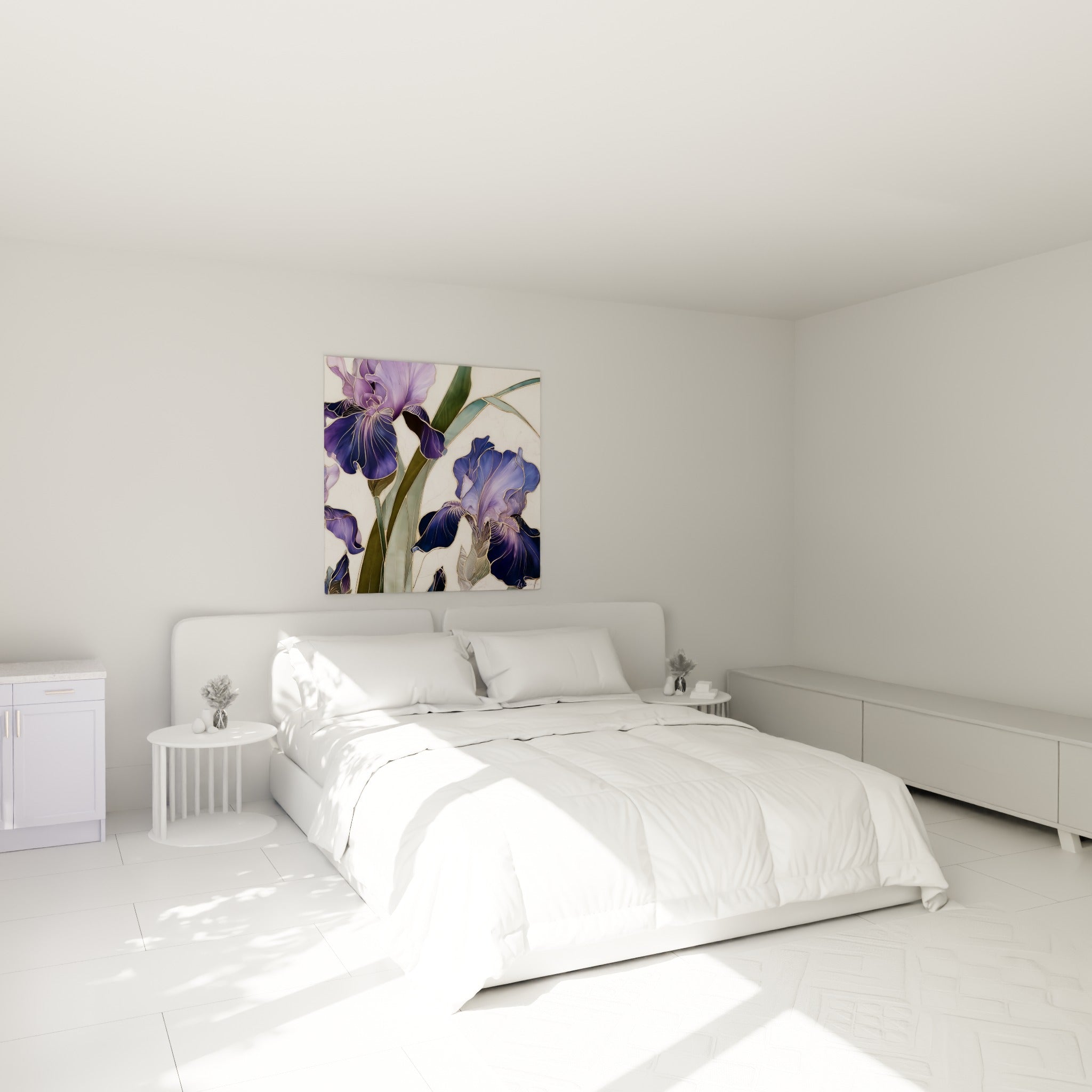 Fleurs d'iris violet profond et bleu marine au-dessus d'un lit dans une chambre claire