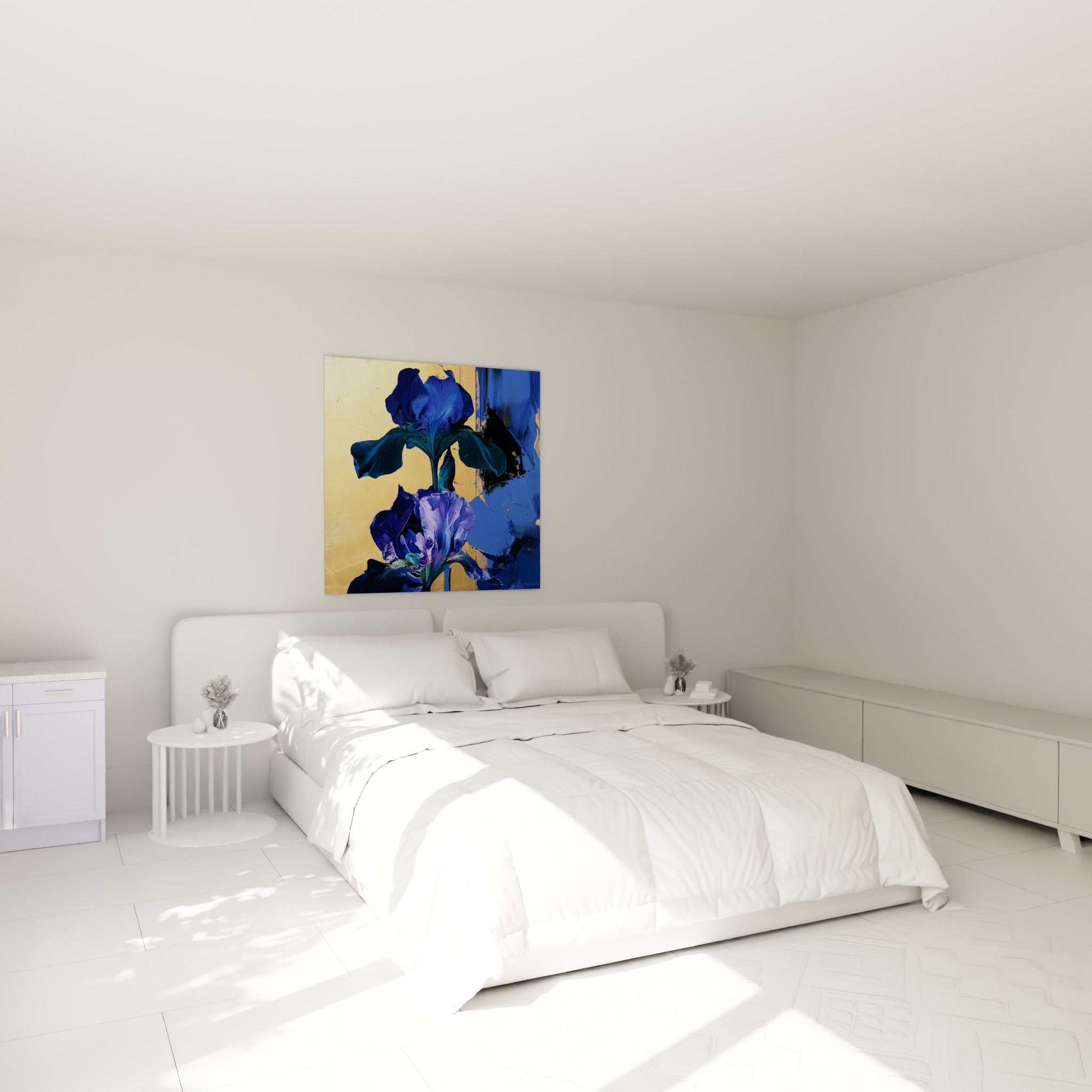 Fleurs d'iris violettes et bleu marine sur fond doré, accrochées au-dessus d'un lit dans une chambre claire