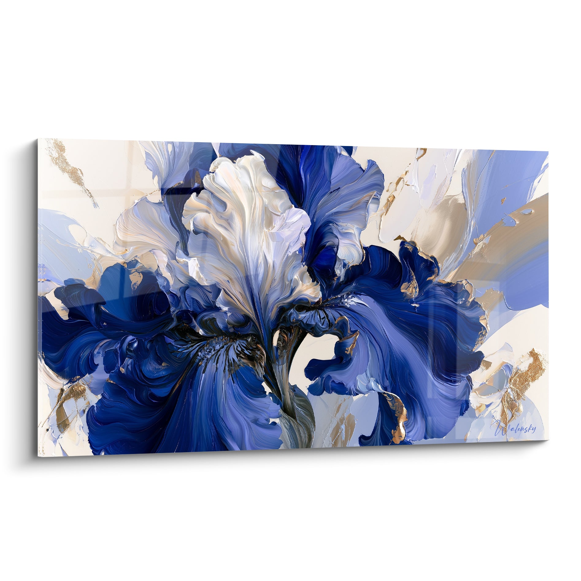 Iris aux pétales bleu marine et blancs, touches dorées, composition picturale expressive