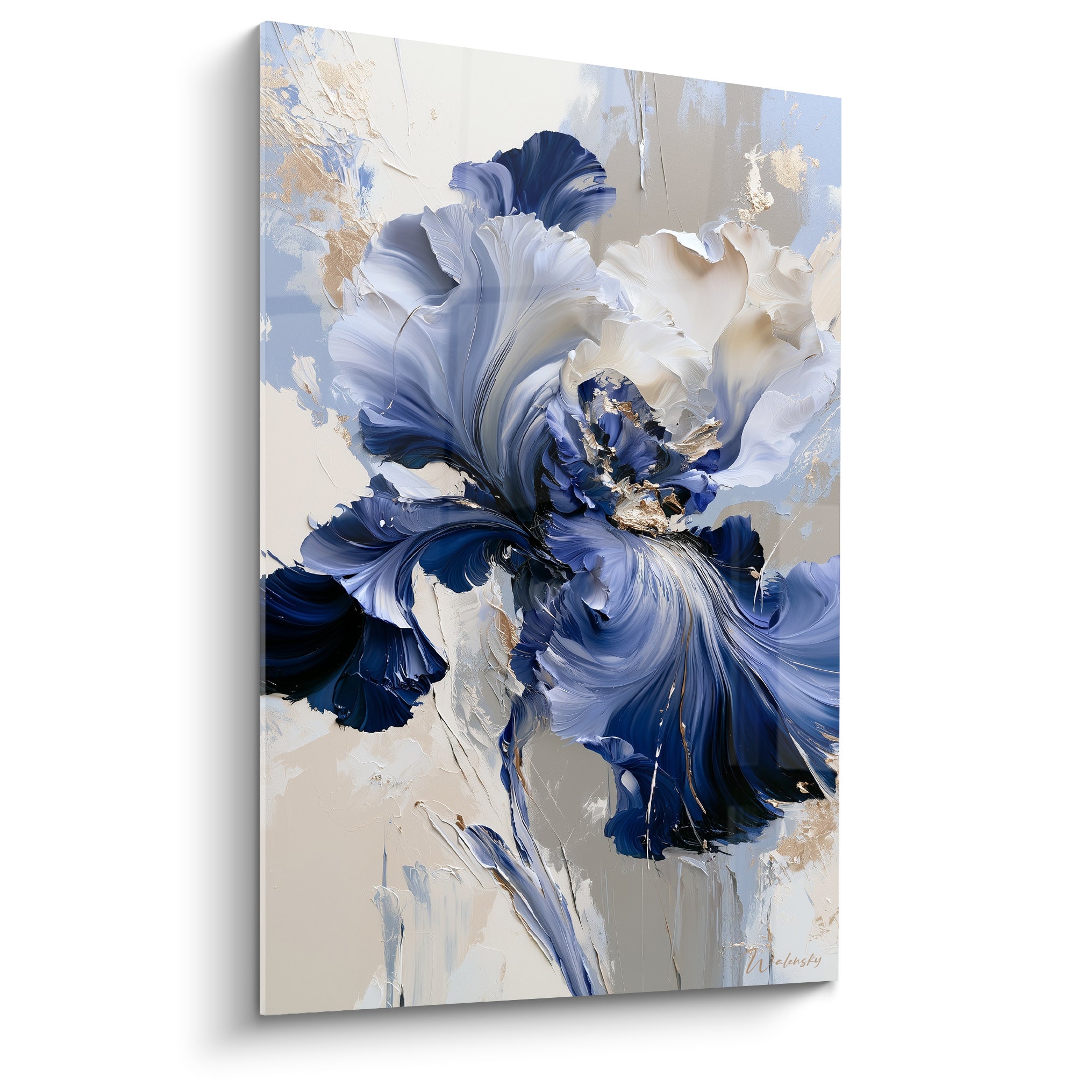 Iris aux pétales bleu marine et dorés, empâtements sculptés sur fond beige sable texturé