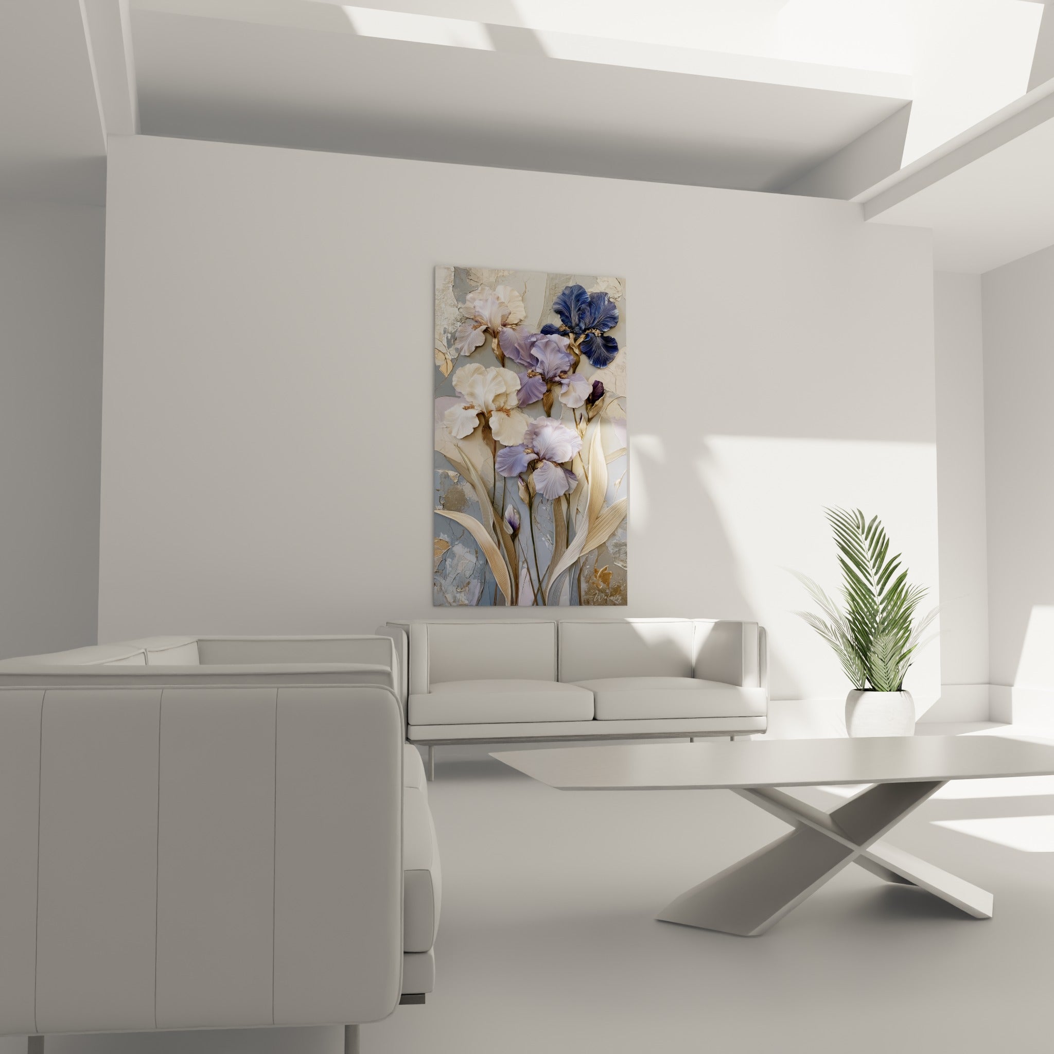 Fleurs d'iris bleu marine et beige texturées disposées au-dessus d'un canapé dans un salon lumineux