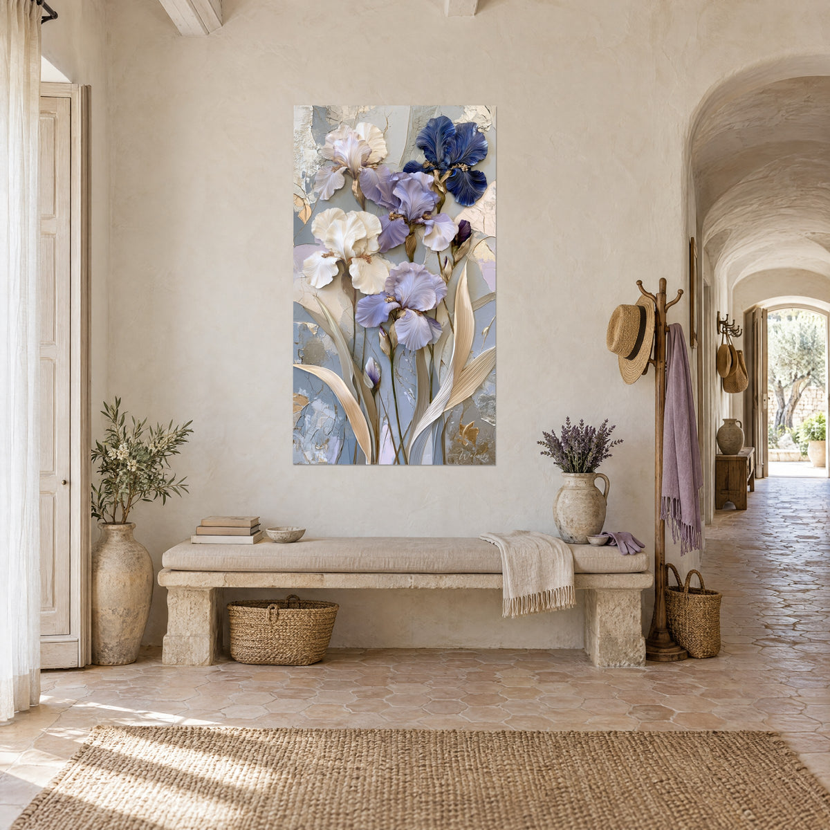 Quadro di bouquet di iris pallidi e blu notte, petali madreperlacei su fondo grigio screpolato, visto di tre quarti in un casale provenzale