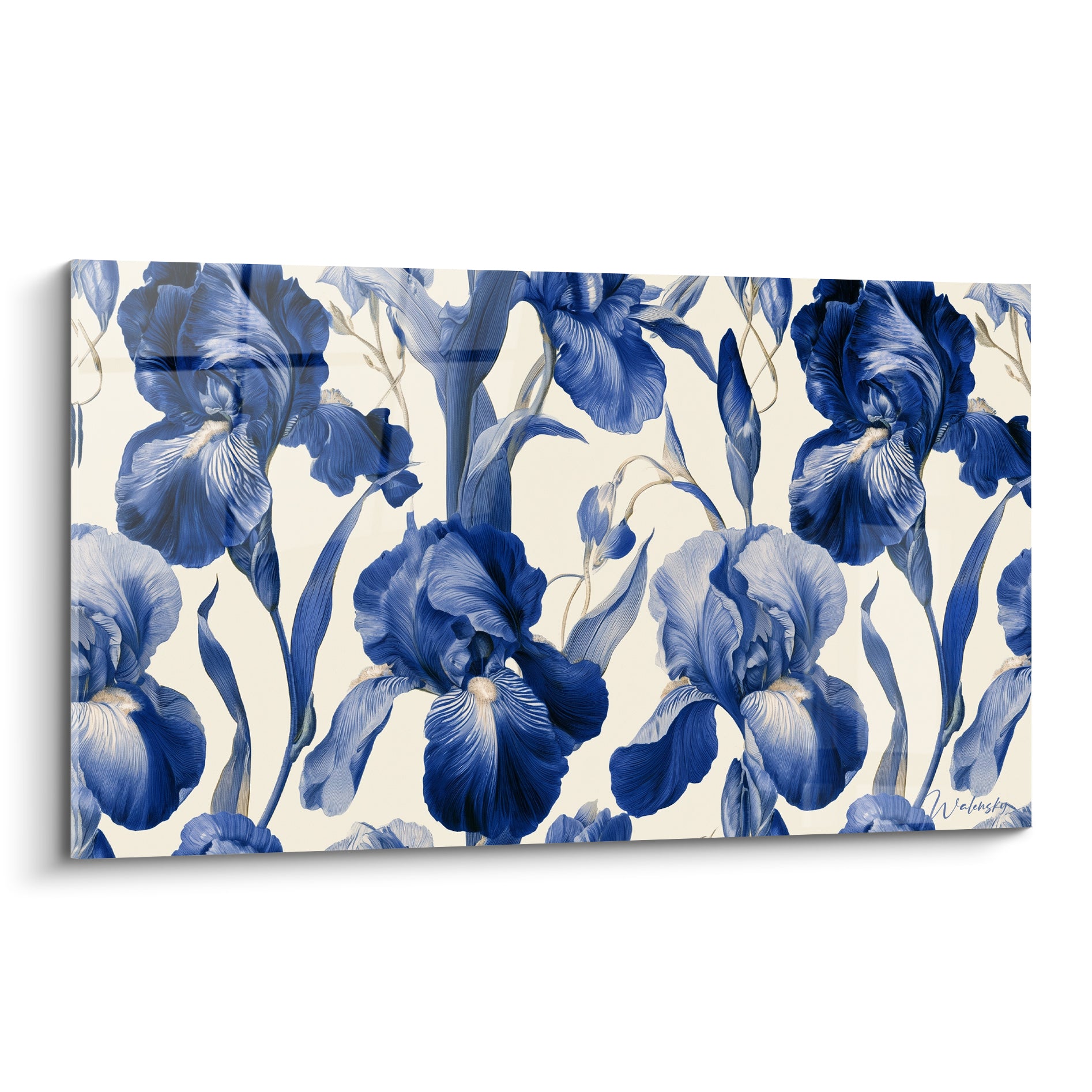 Iris bleu marine aux pétales veinés de blanc sur fond crème, motif botanique dense et raffiné