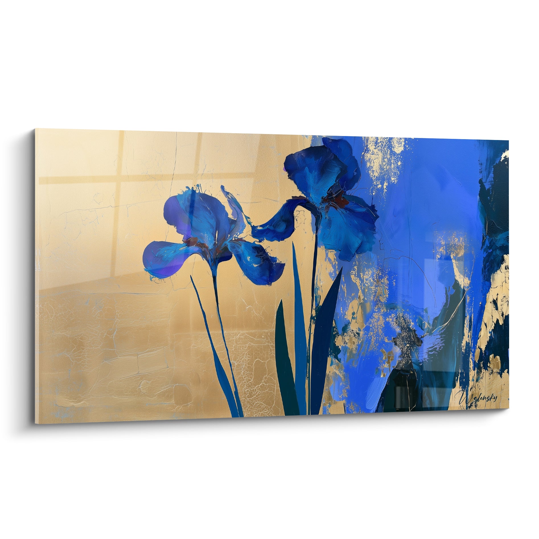 Iris bleu profond aux pétales déployés sur fond doré texturé, style pictural expressif
