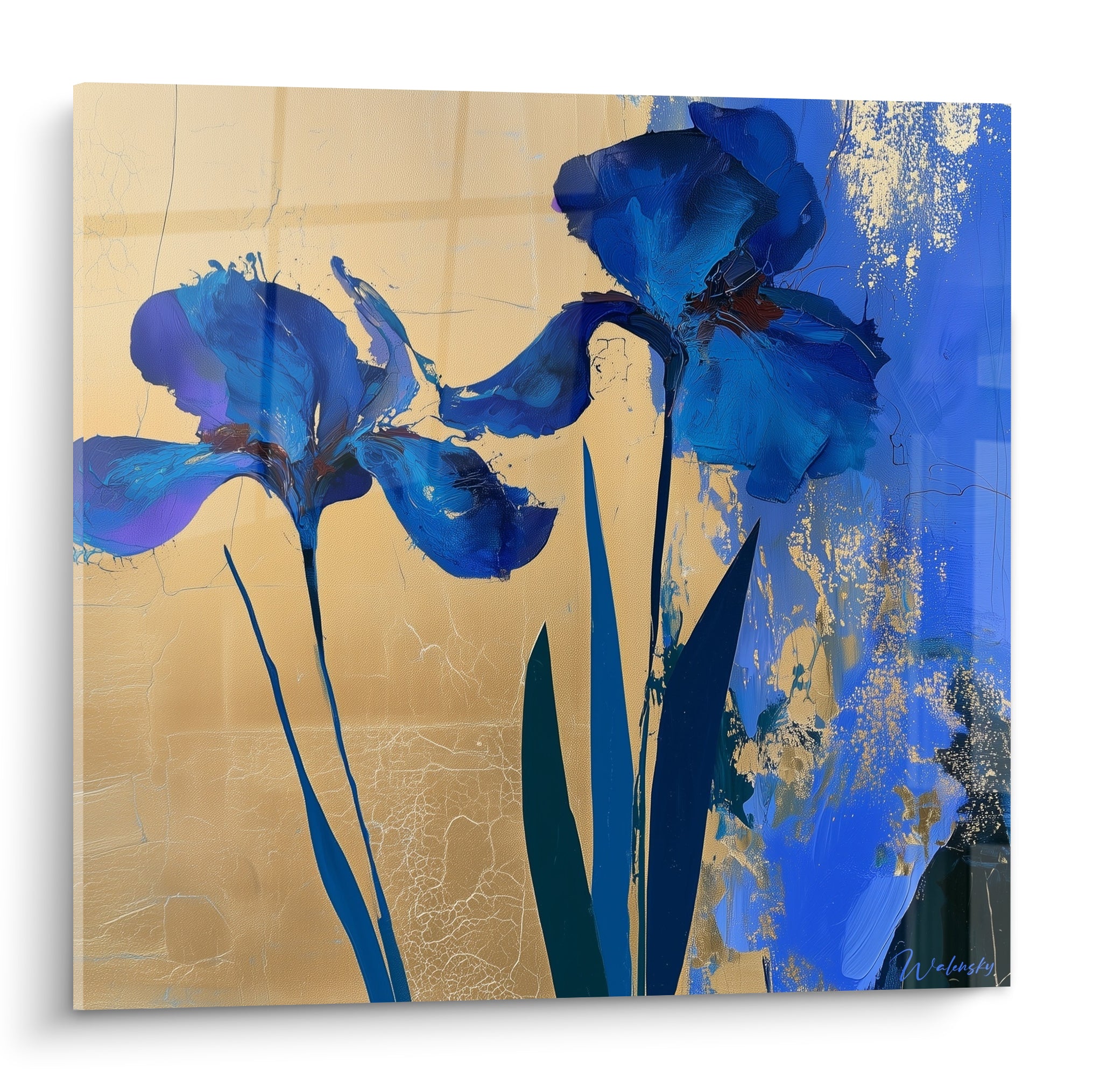 Iris bleu marine et violet aux pétales larges sur fond doré craquelé et bleu nuit