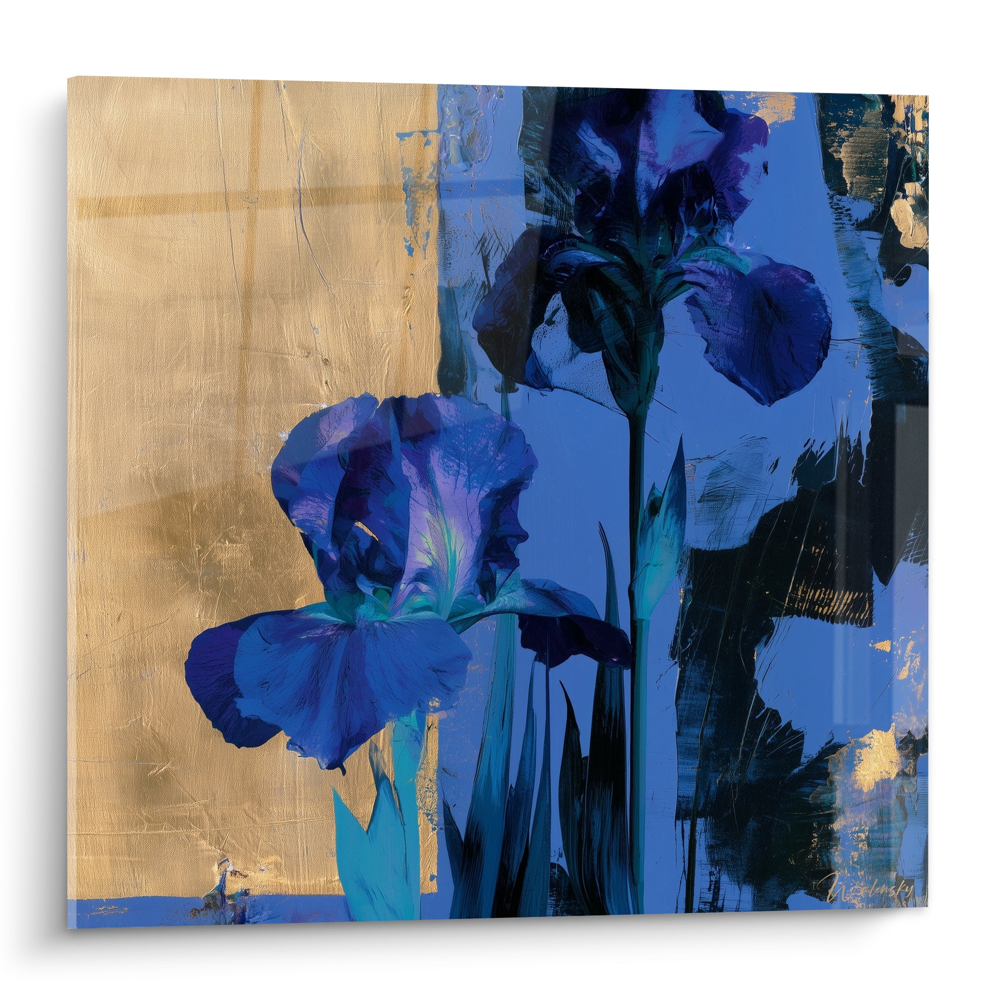Iris bleu marine et violet aux pétales veloutés sur fond doré texturé et bleu nuit