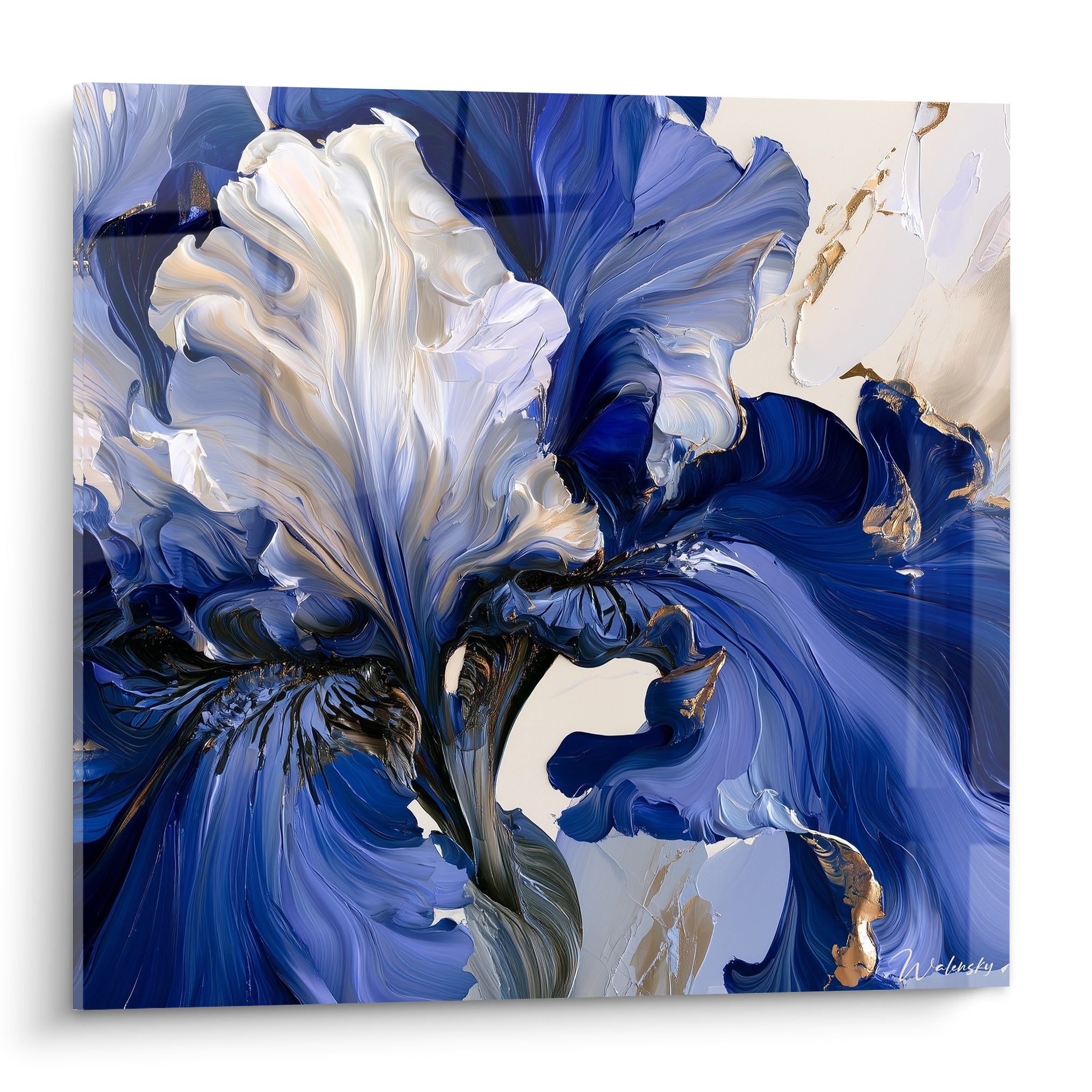 Iris bleu marine et blanc ivoire aux pétales ondulants, traces dorées, style pictural expressif et fluide