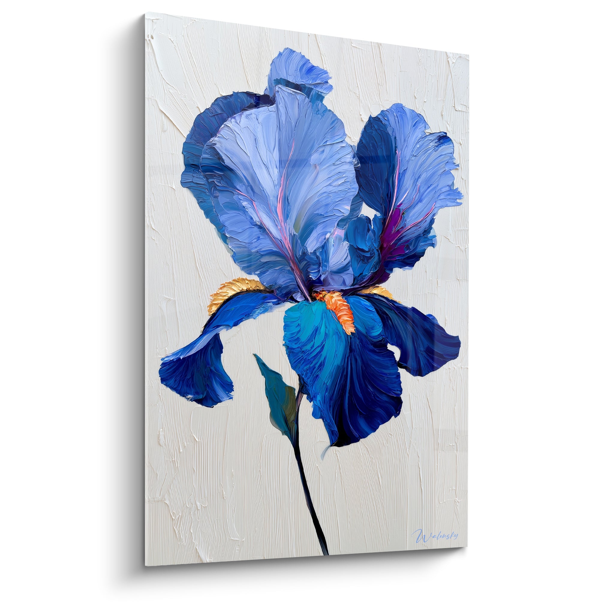Iris aux pétales bleu marine et cœur doré, peint en relief sur fond ivoire texturé