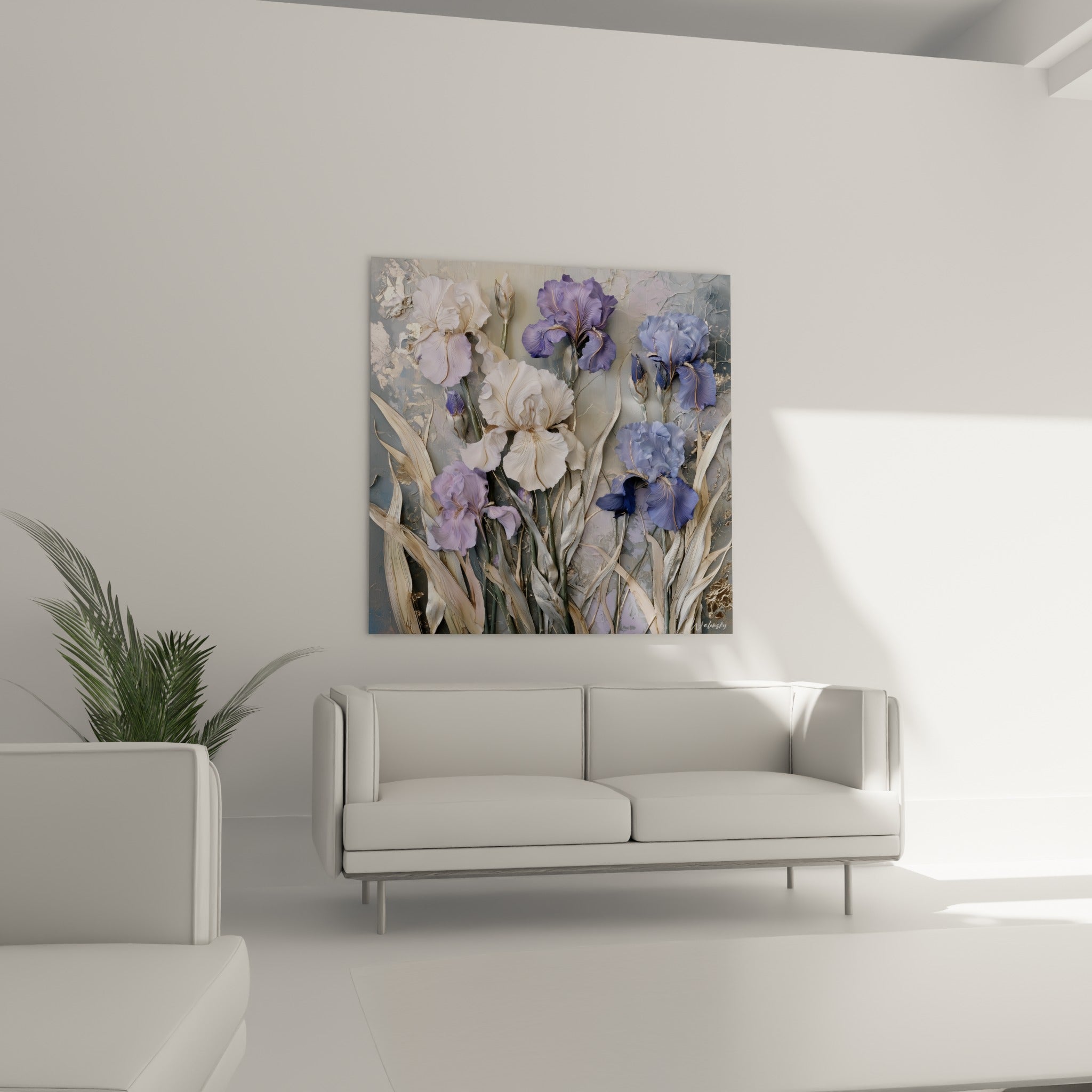 Fleurs d'iris bleu marine et blanc nacré accrochées au-dessus d'un canapé dans un salon lumineux