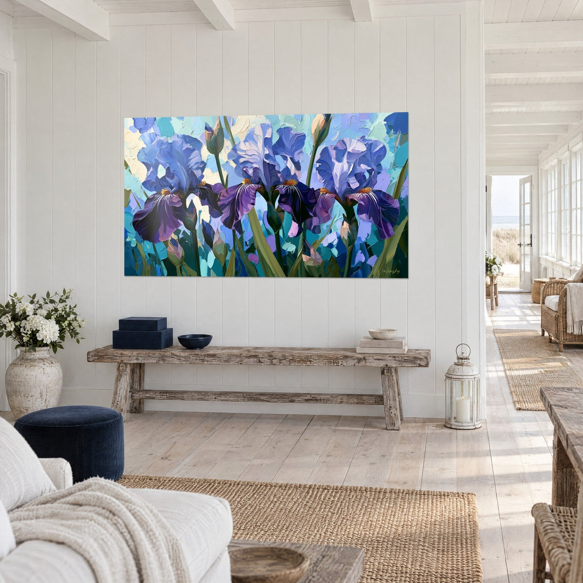 Quadro di iris viola intenso con cuori dorati su sfondo turchese e crema, vista di tre quarti accanto a una panca rustica