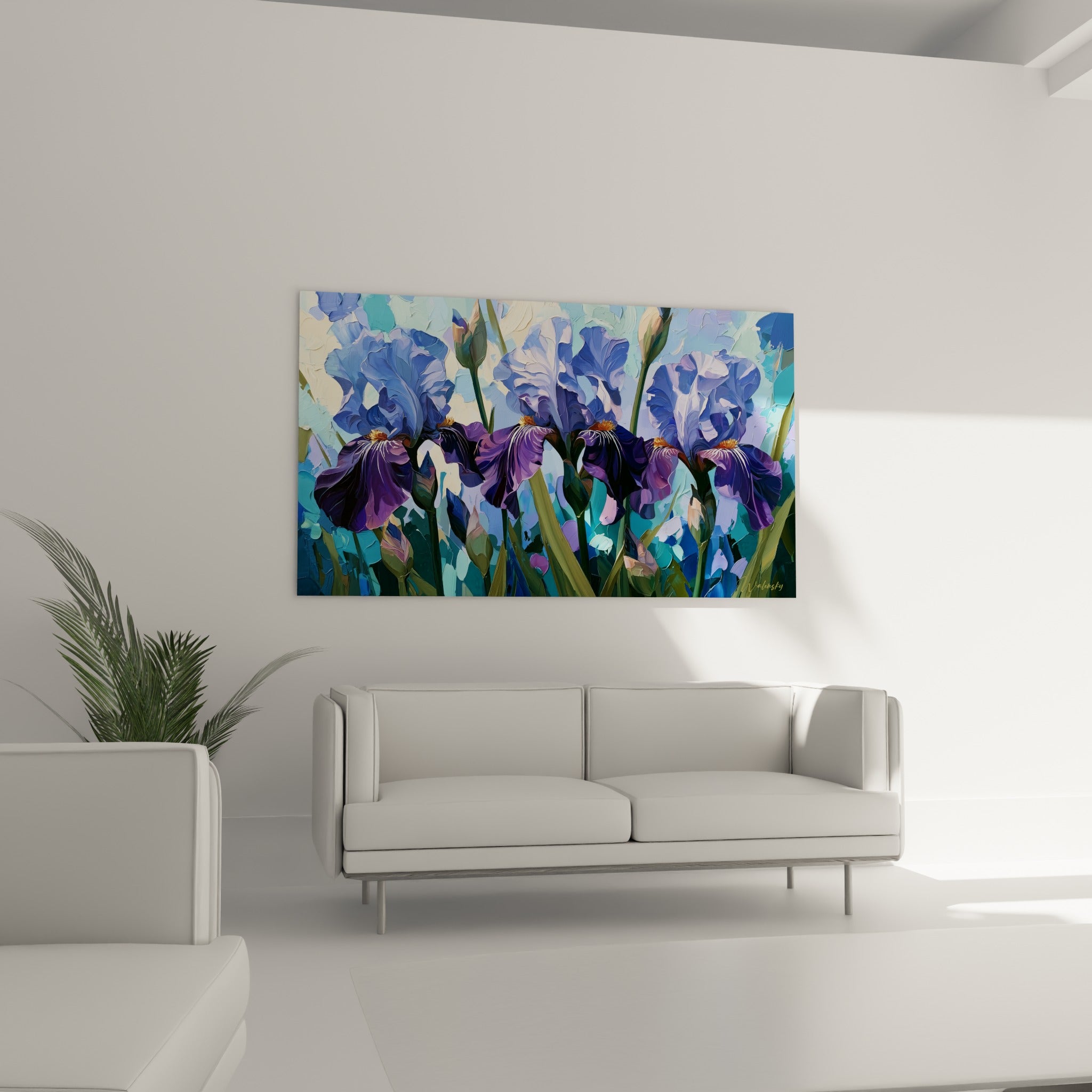 Fleurs d'iris bleu marine et turquoise aux tiges vertes, disposées au-dessus d'un canapé dans un salon lumineux