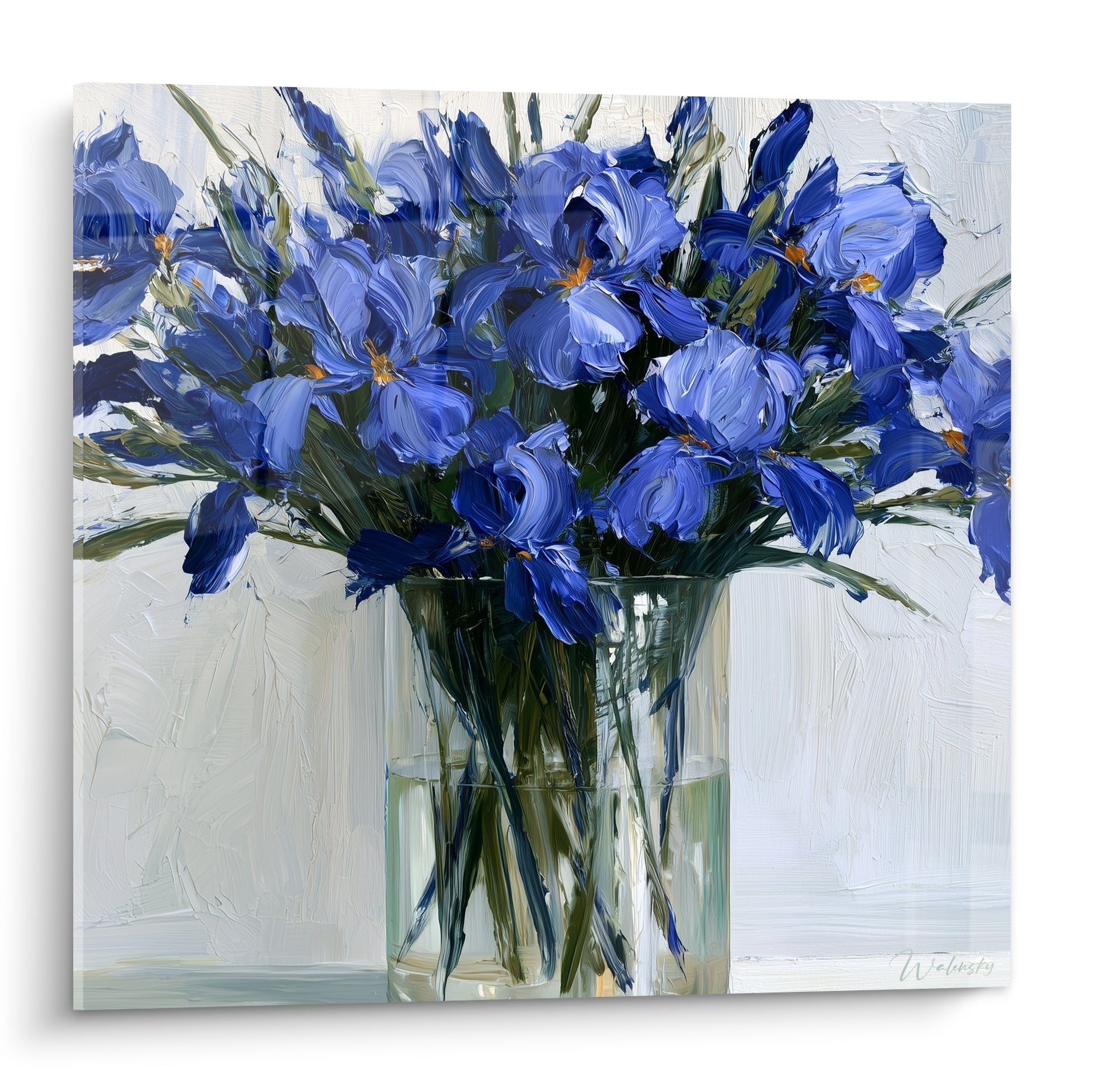 Bouquet d'iris bleu marine et blanc cassé dans un vase, peinture à la spatule texturée