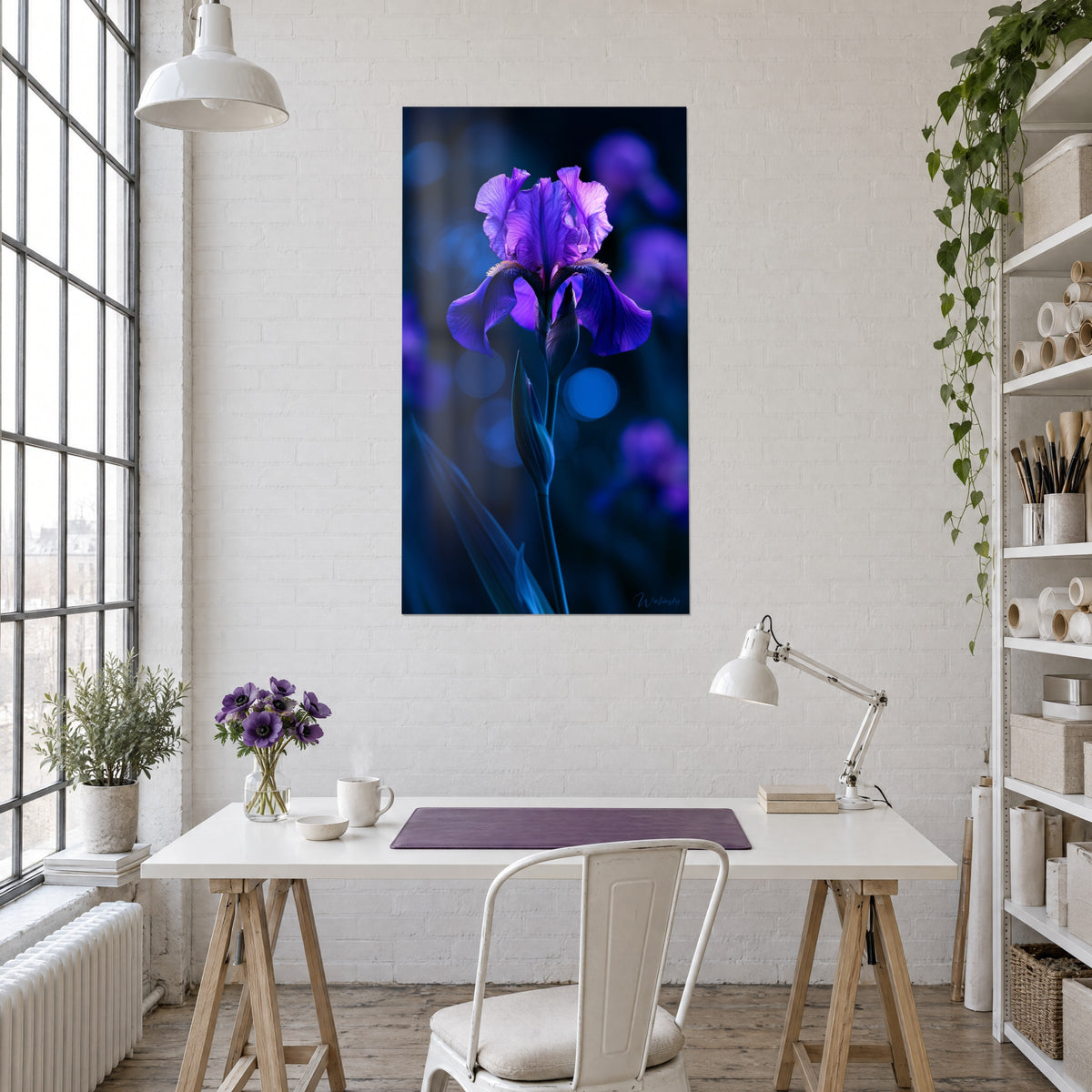 Cuadro Iris violeta tipo orquídea iluminada sobre fondo azul nocturno, capullo esbelto, pared de ladrillo blanco sobre un escritorio