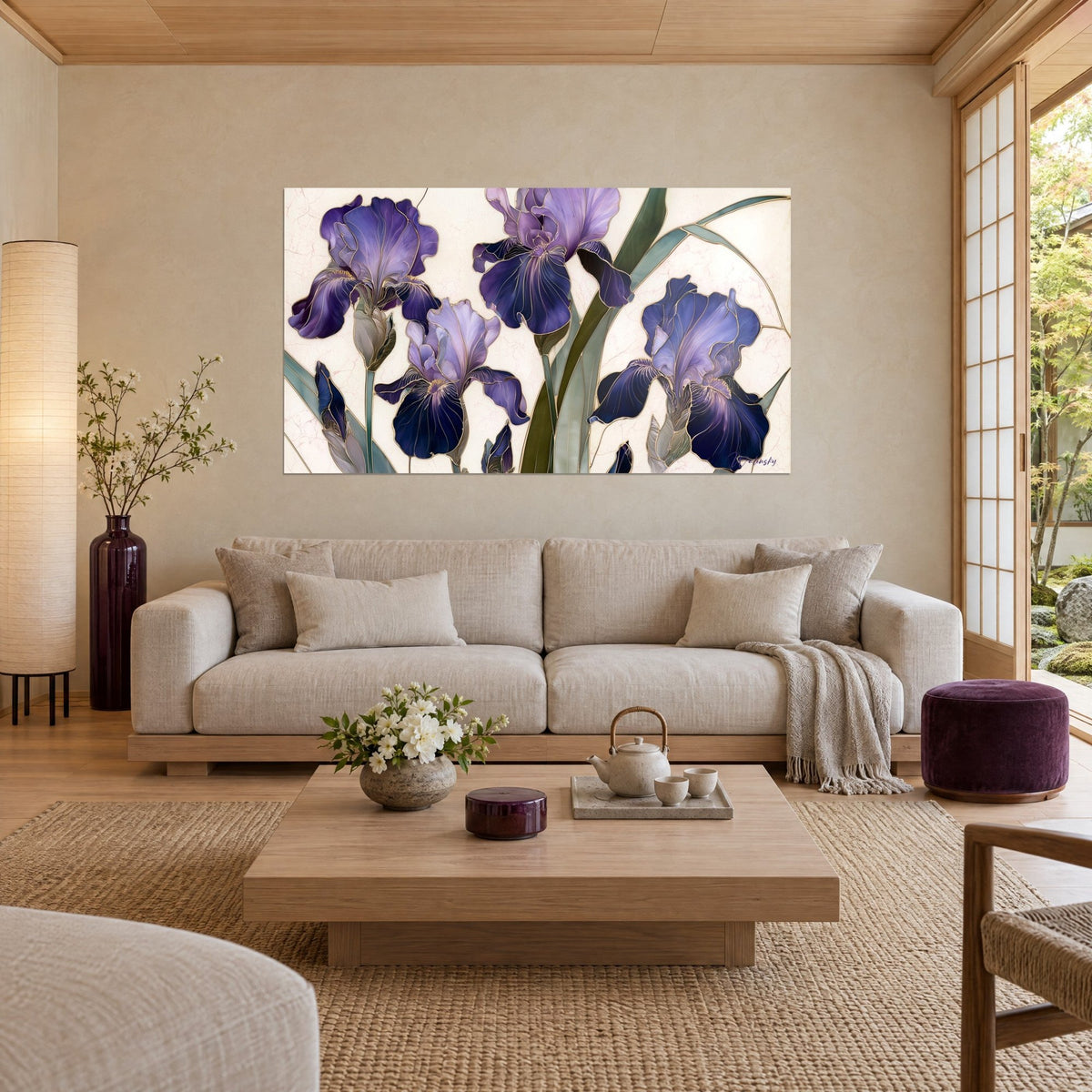 Cuadro iris morados con bordes cobrizos, pétalos violetas sobre fondo de mármol marfil, encima de un sofá en un salón luminoso