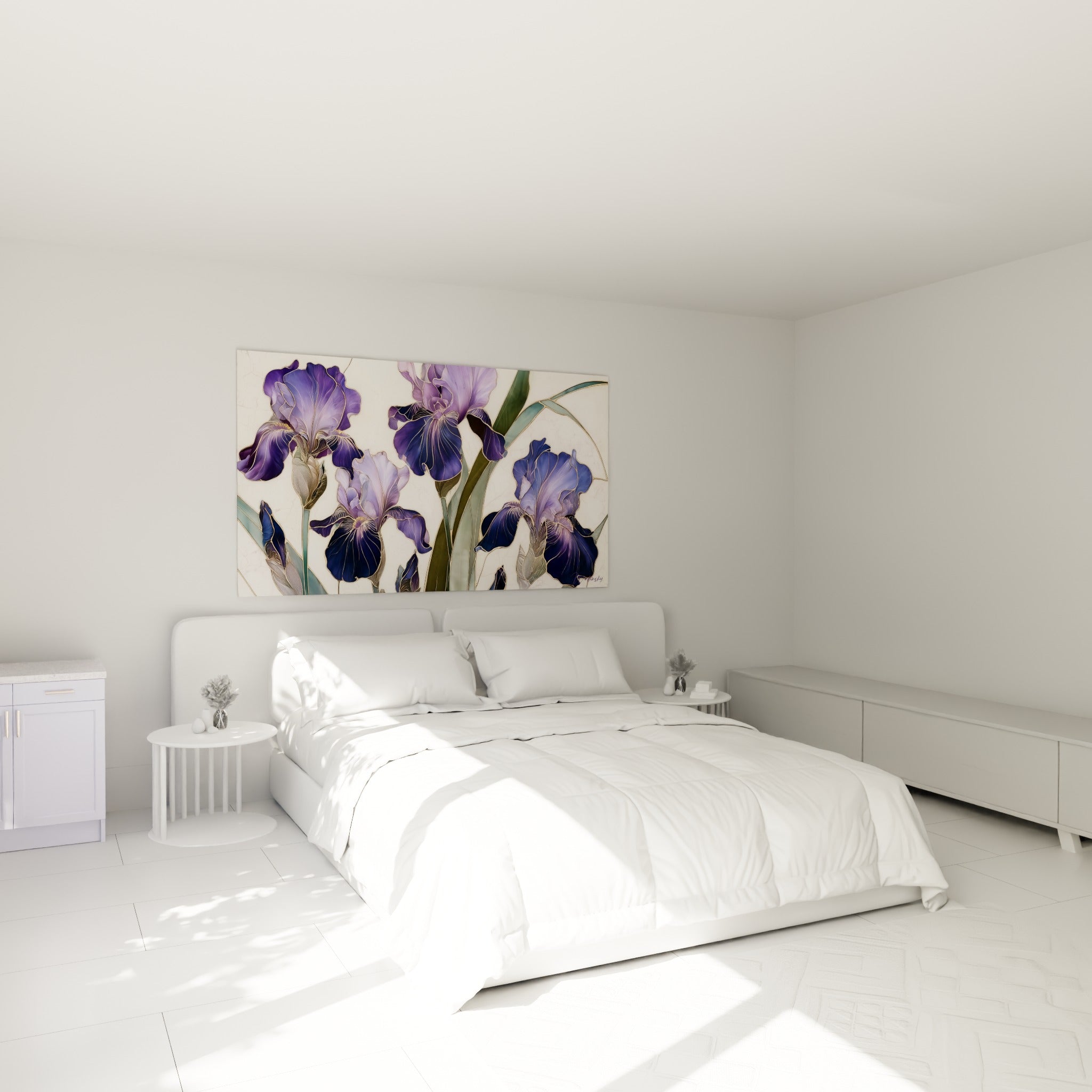 Bouquet d'iris mauve et anthracite aux lignes dorées, accroché au-dessus d'un lit dans une chambre claire