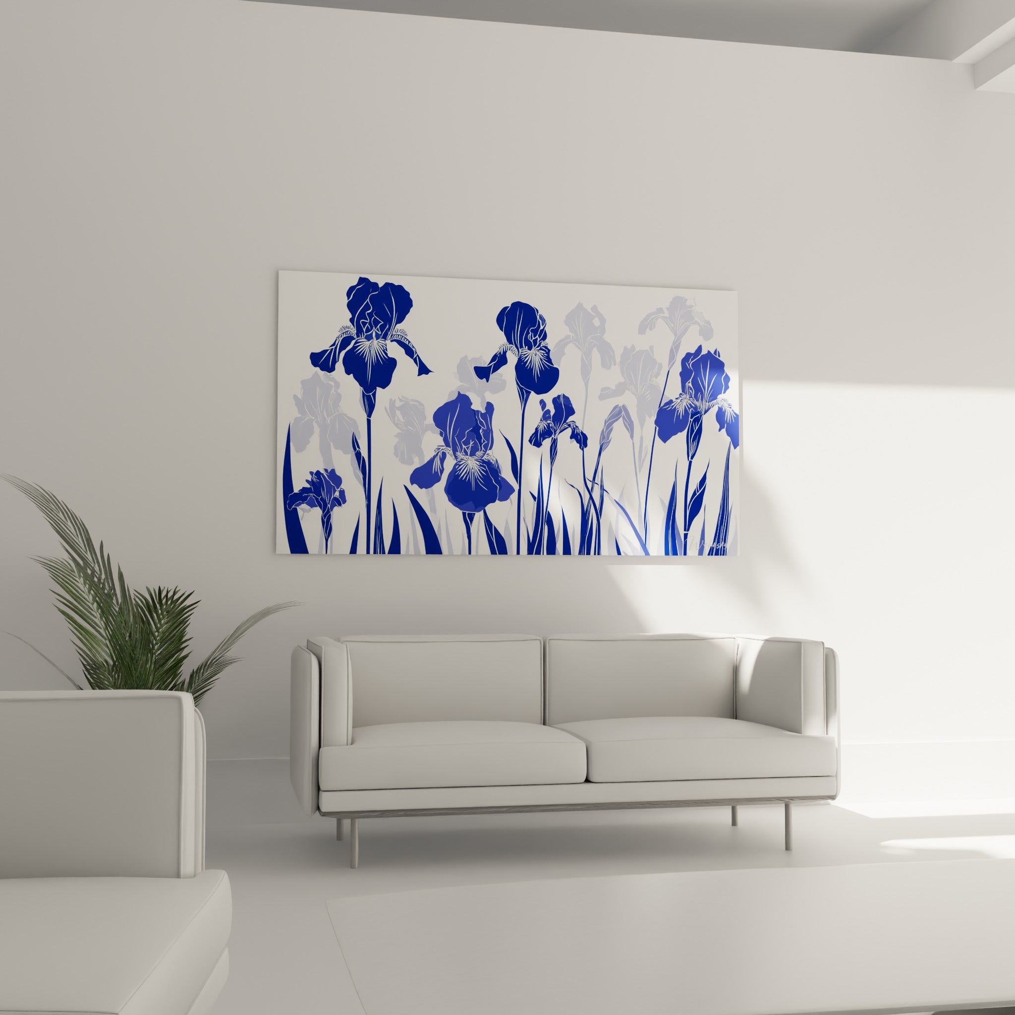 Fleurs iris en bleu profond et lavande accrochées au-dessus d'un canapé dans un salon lumineux