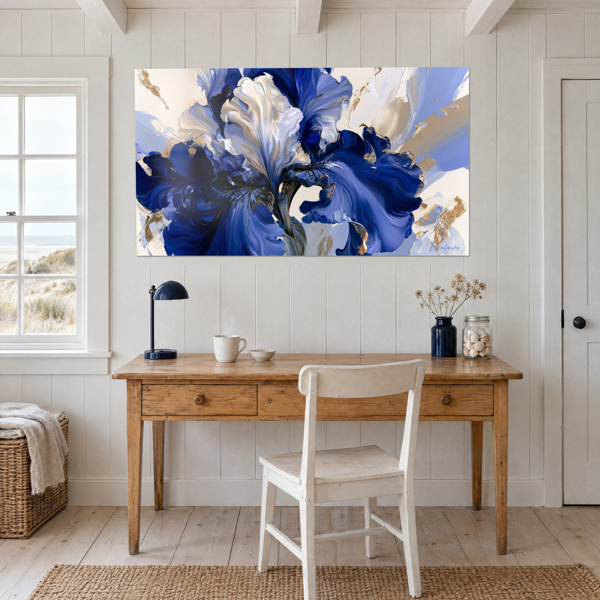 Πίνακας μεγάλο άνθος ίριδας σε υπερπόντιο μπλε και σπασμένο λευκό, χρυσές λάμψεις, στον τοίχο γραφείου από ανοιχτόχρωμο ξύλο δίπλα σε παράθυρο