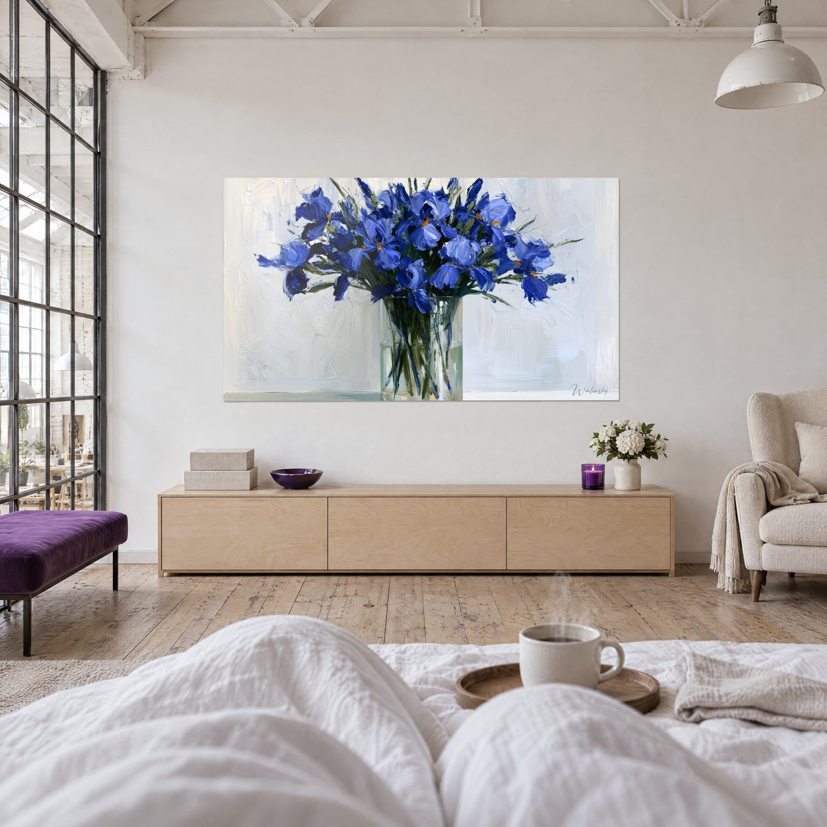 Tableau fleurs d'iris bleu outremer et blanc cassé, pétales empâtés, de dos un couple regarde au-dessus d'un lit dans une chambre claire
