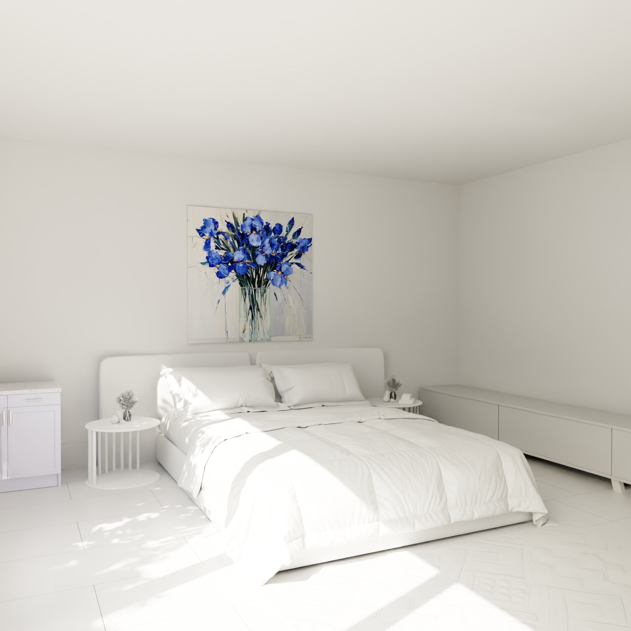 Iris bleus et blancs en bouquet généreux, accrochés au-dessus d'un lit dans une chambre claire