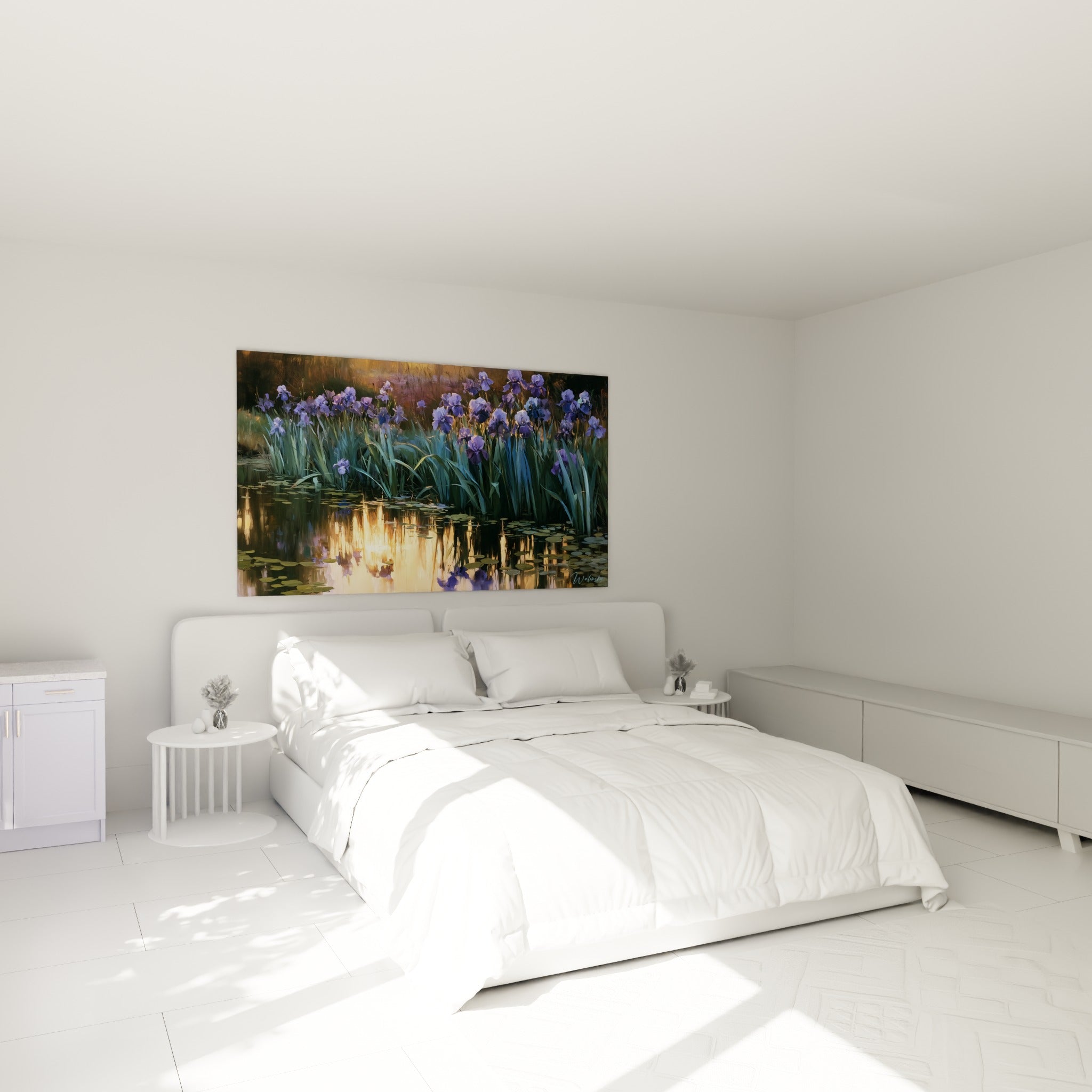 Fleurs d'iris mauve et feuillage vert sauge illuminés d'or, accrochés au-dessus d'un lit dans une chambre claire