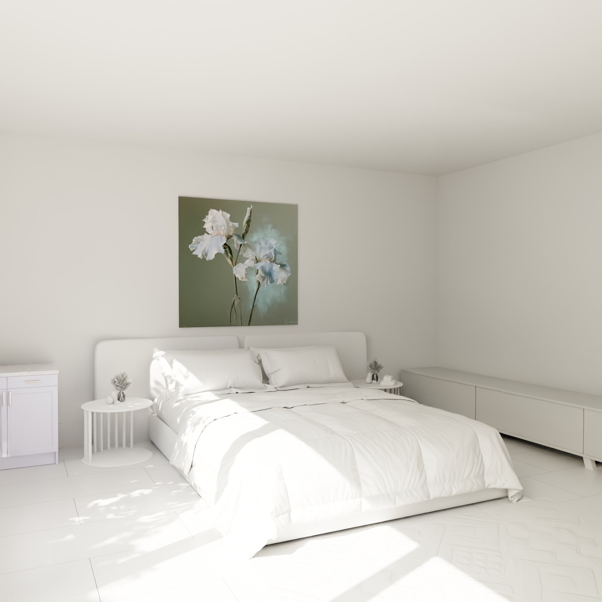 Fleurs d'iris blanc et bleu pastel peintes avec finesse au-dessus d'un lit dans une chambre claire