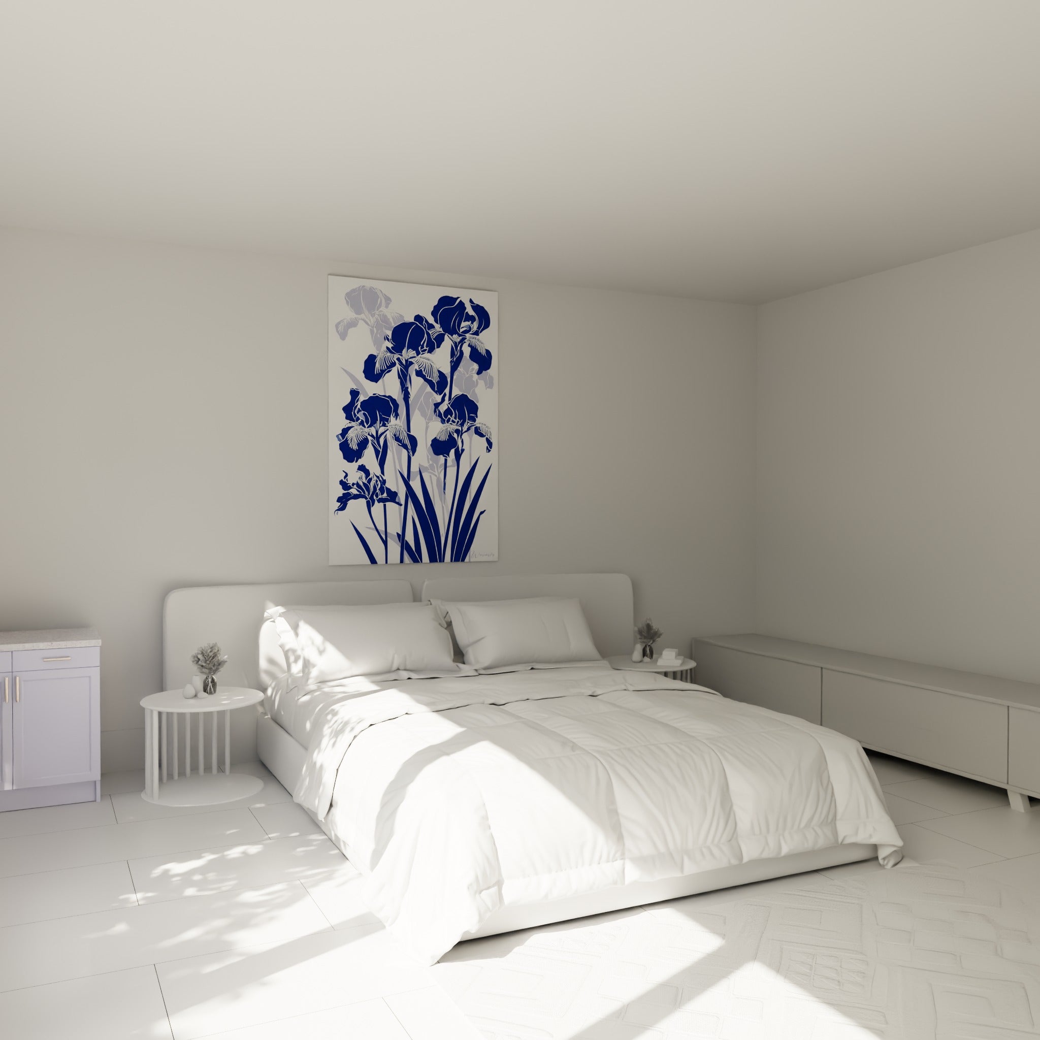 Fleurs d'iris bleu marine et pastel se déployant en hauteur, accrochées au-dessus d'un lit dans une chambre claire