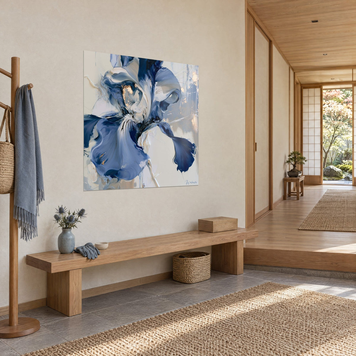 Quadro fiore avorio e blu notte con pennellate a spatola in rilievo, vista di tre quarti, corridoio japandi in legno chiaro