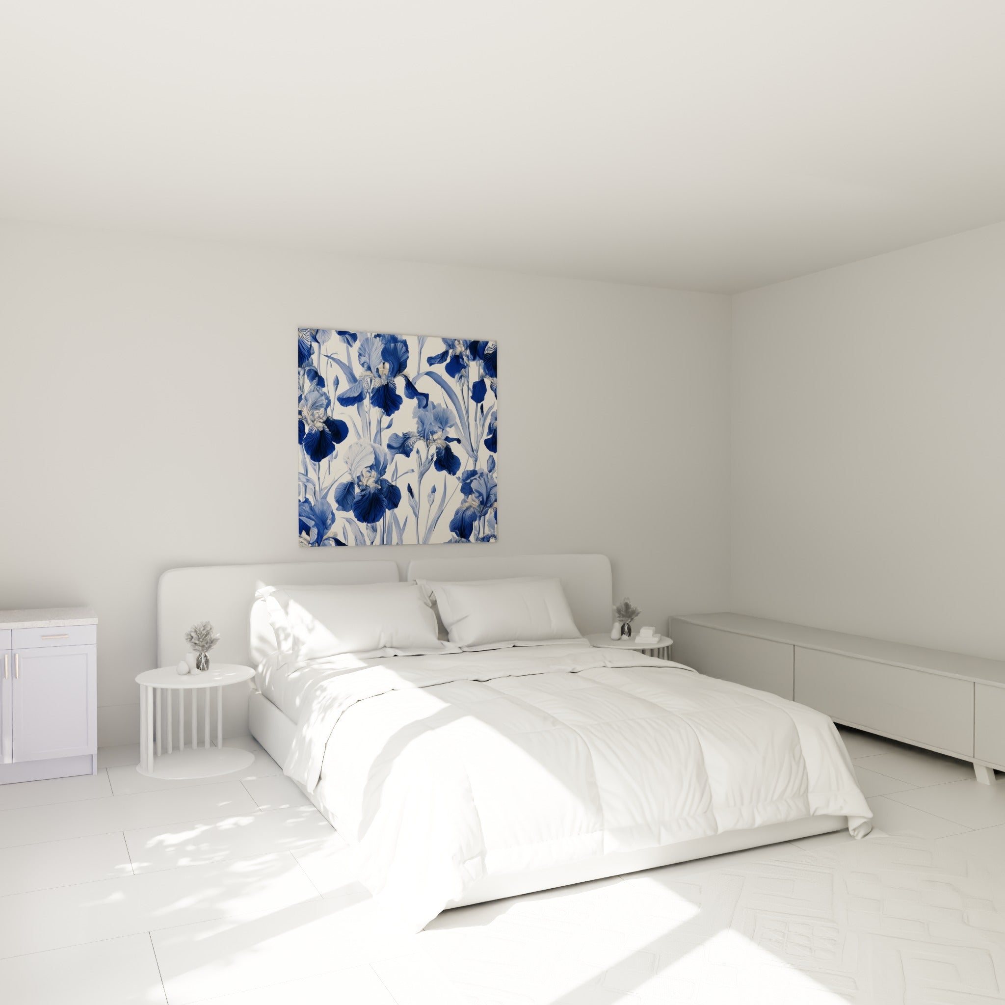 Iris bleu poudré et doré au-dessus d'un lit dans une chambre claire, ambiance sereine
